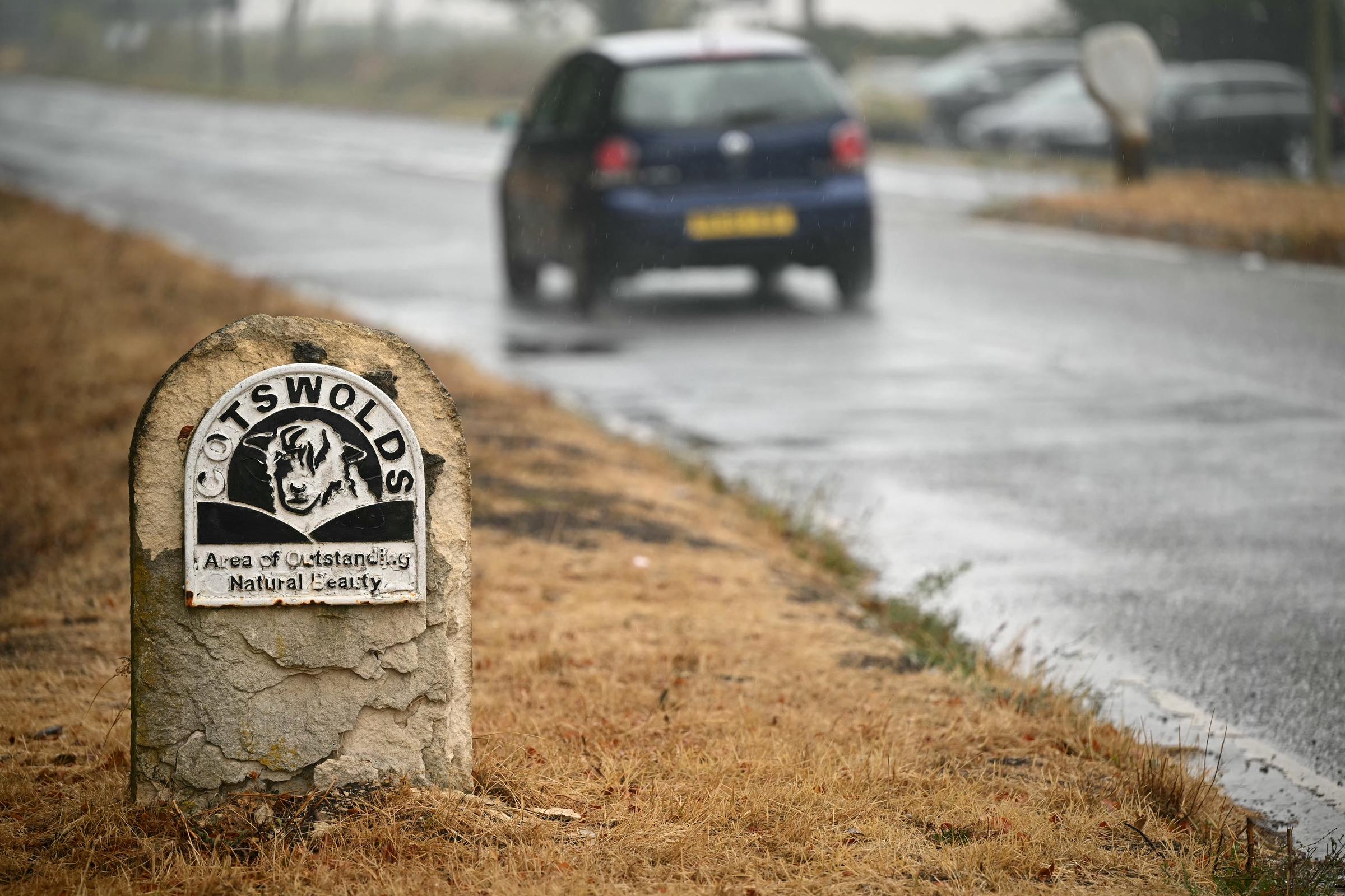 En la foto se ve un cartel de los Cotswolds en Chipping Norton, Inglaterra, el 27 de agosto de 2026. La región fue una de las varias opciones que se barajaron como posible lugar de residencia de los Sussex, aunque aún no se había confirmado su elección definitiva. | Fuente: Getty Images
