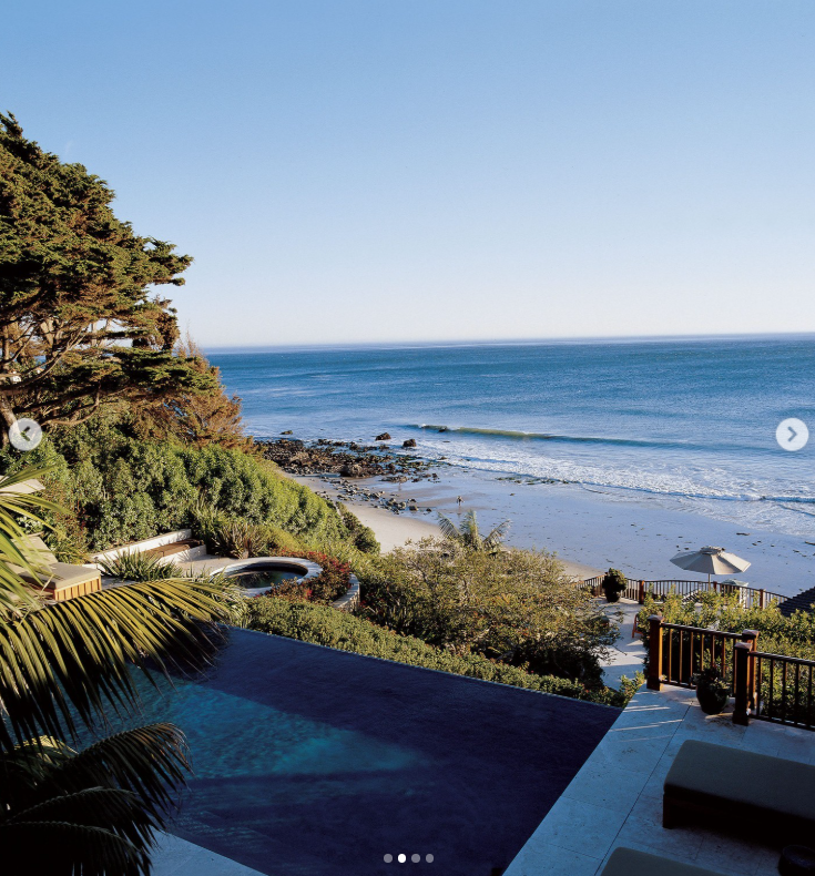 La piscina infinita de la casa tiene vistas al Pacífico, con la playa justo debajo. Cindy dijo que a ella y a Rande les gustaba que la casa les recordara a esas vacaciones en la playa que tanto les encantaban. | Fuente: Instagram/elledecor