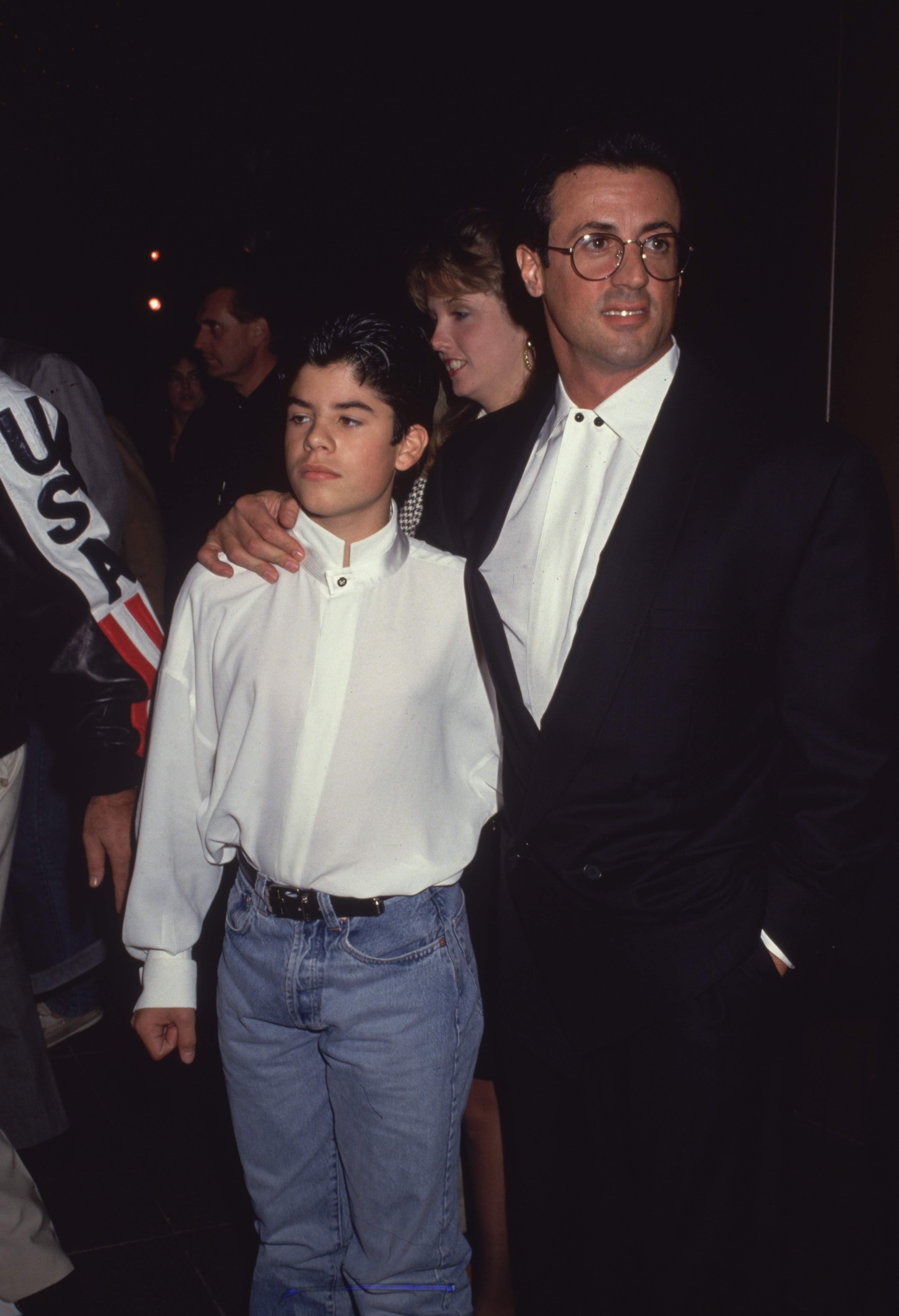 Sylvester y Sage Stallone en el estreno de "Rocky V" en West Hollywood el 30 de noviembre de 1990, en California. | Foto: Getty Images