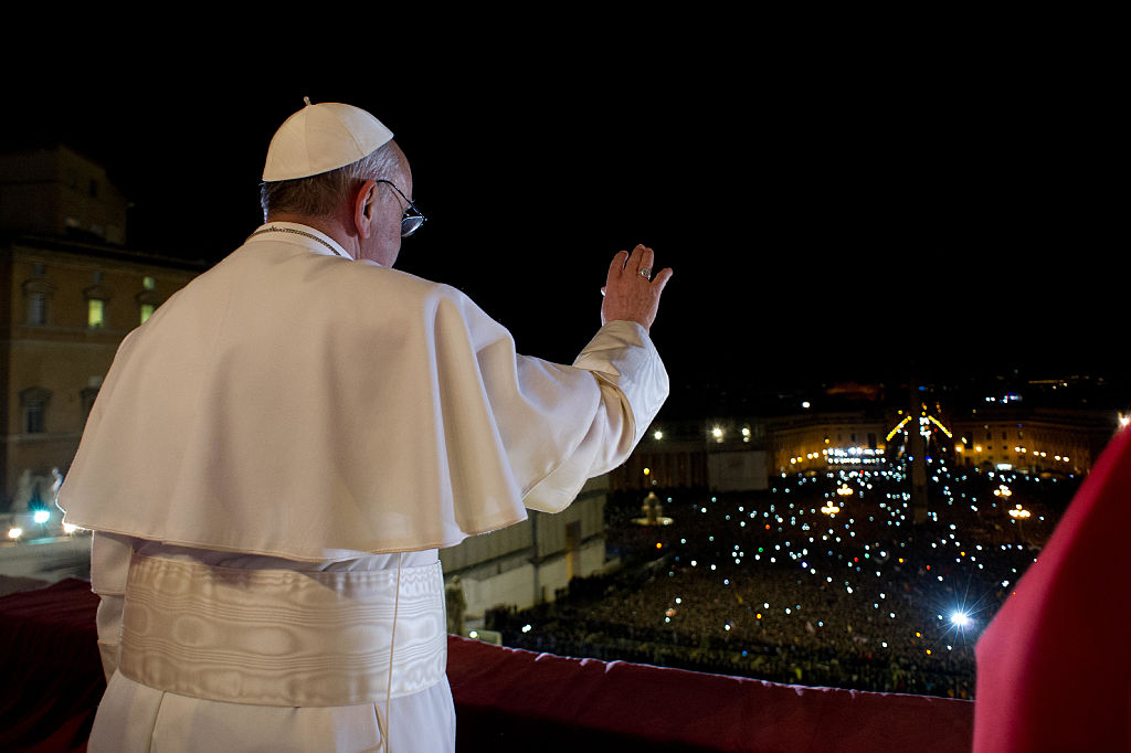 El recién elegido papa Francisco aparece en el balcón central de la Basílica de San Pedro el 13 de marzo de 2013 en Ciudad del Vaticano, Vaticano. El cardenal argentino Jorge Mario Bergoglio fue elegido el 266º pontífice.