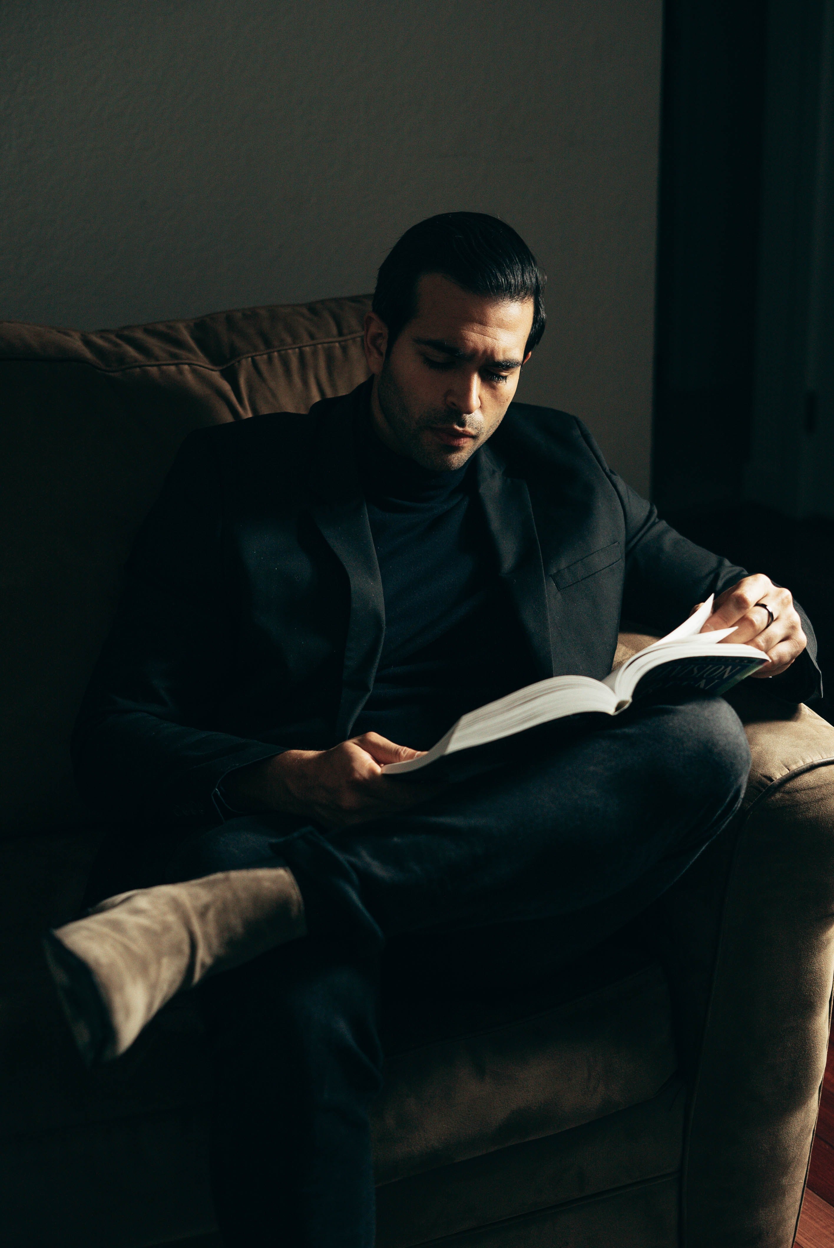 Hombre leyendo un libro. | Foto: Pexels