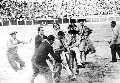 Manuel Laureano “Manolete” Rodríguez Sánchez, legendario torero español, tras ser herido de gravedad por el toro el 28 de agosto de 1947. | Imagen: Flickr