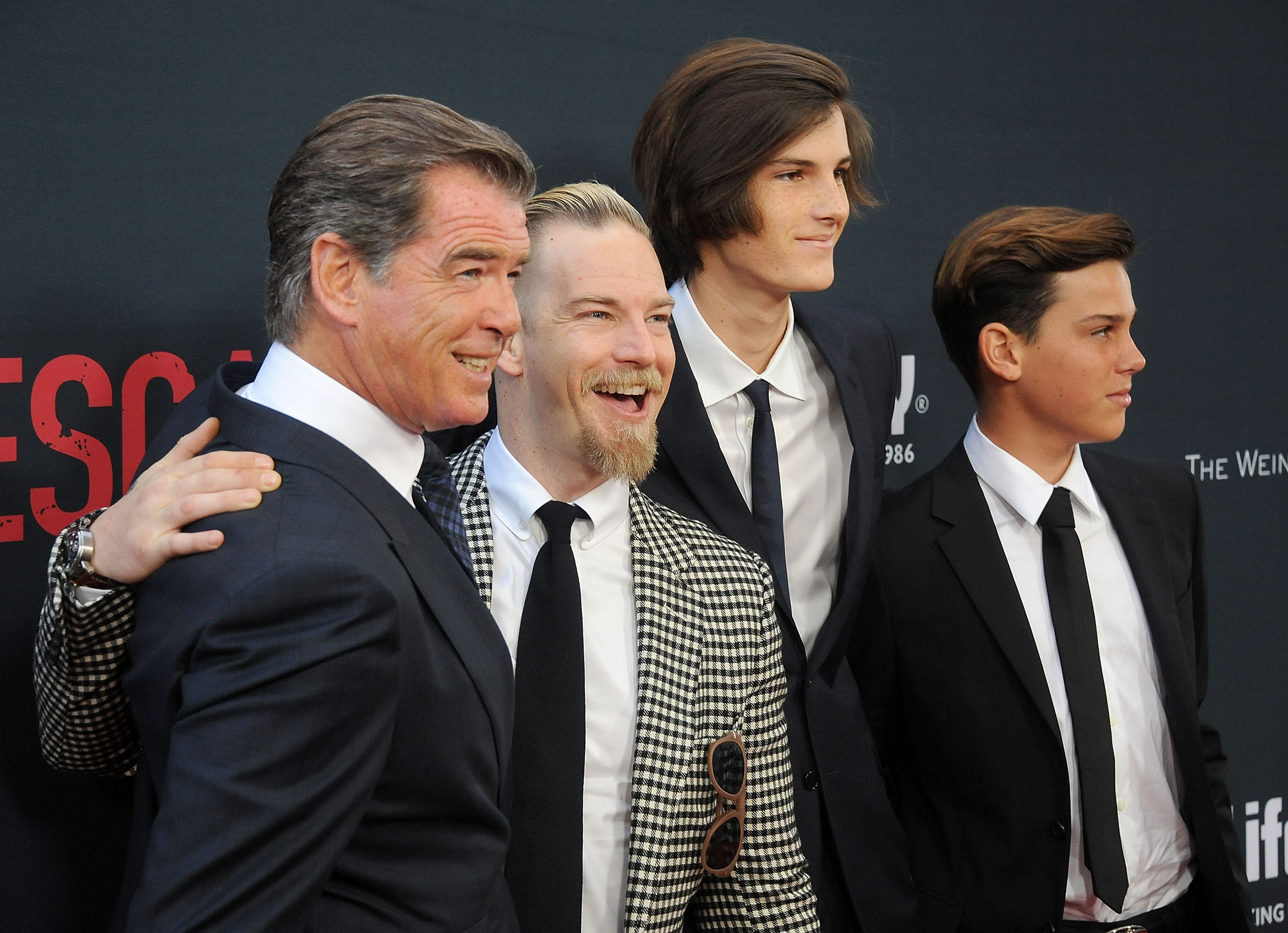 Pierce, Sean, Dylan y Paris Brosnan en el estreno de "No Escape" en Los Ángeles, California, el 17 de agosto de 2015 | Fuente: Getty Images