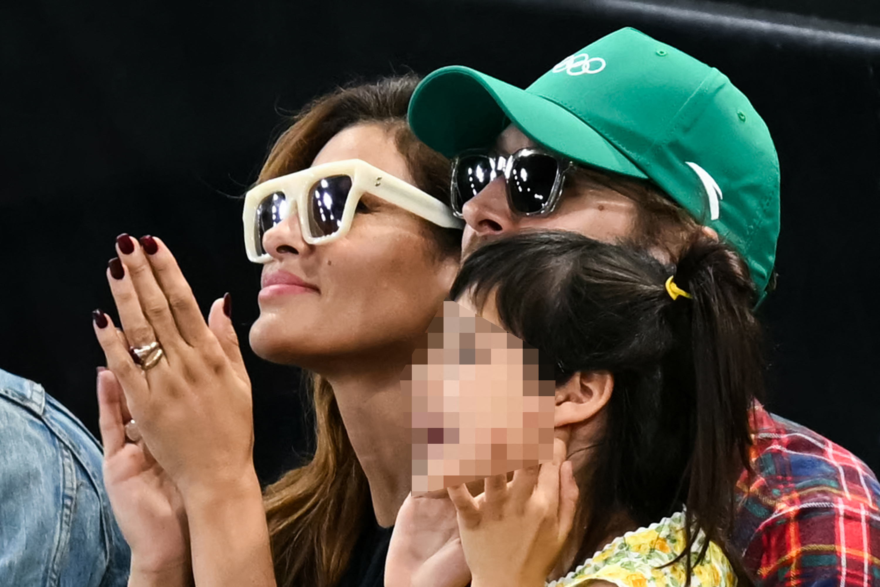 Eva Mendes y Ryan Gosling viendo la final femenina de barras asimétricas en el Bercy Arena durante los Juegos Olímpicos de París 2024 el 4 de agosto de 2024 | Fuente: Getty Images