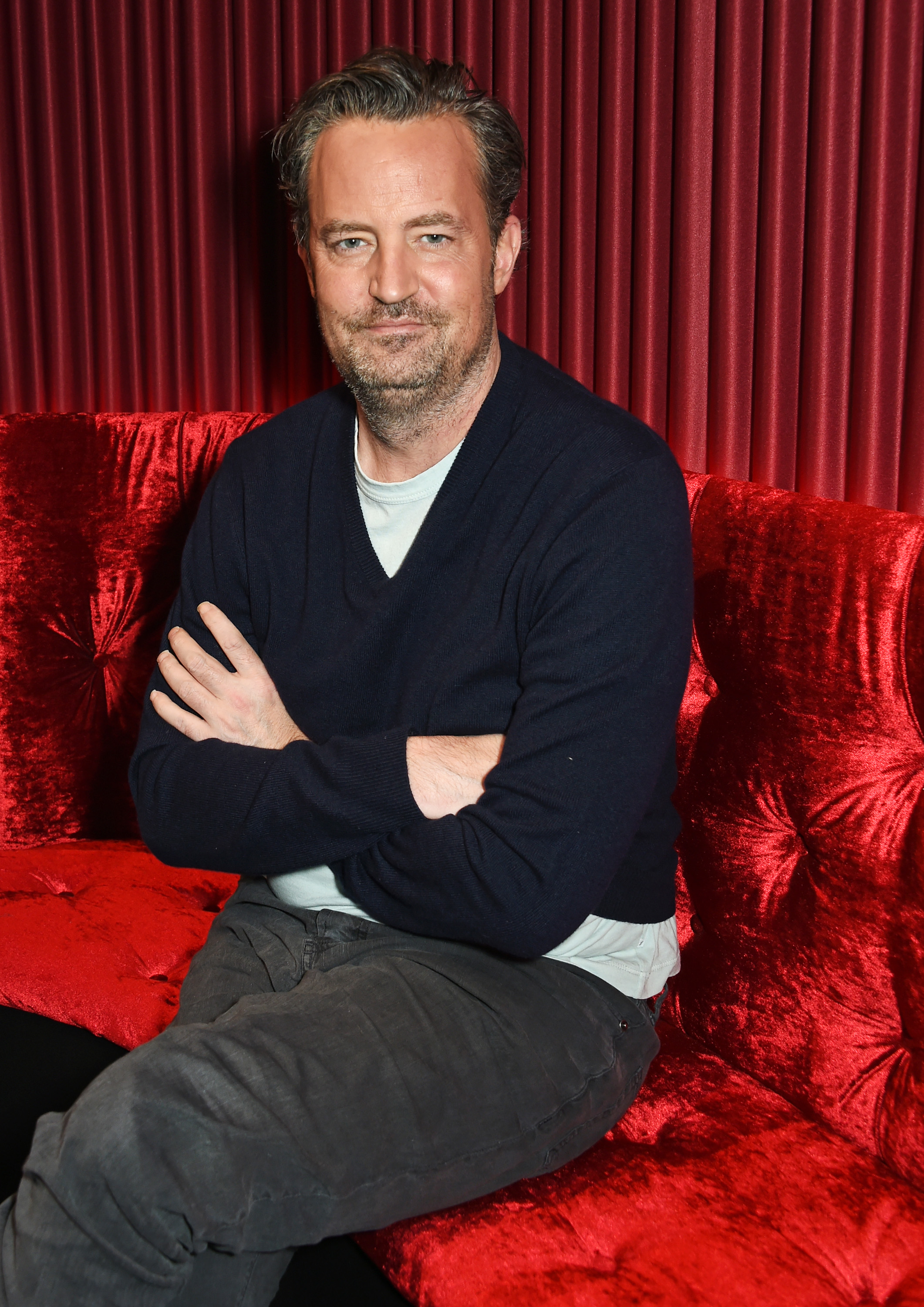 Matthew Perry posa en un photocall para "The End Of Longing" en Londres, Inglaterra, el 8 de febrero de 2016. | Fuente: Getty Images