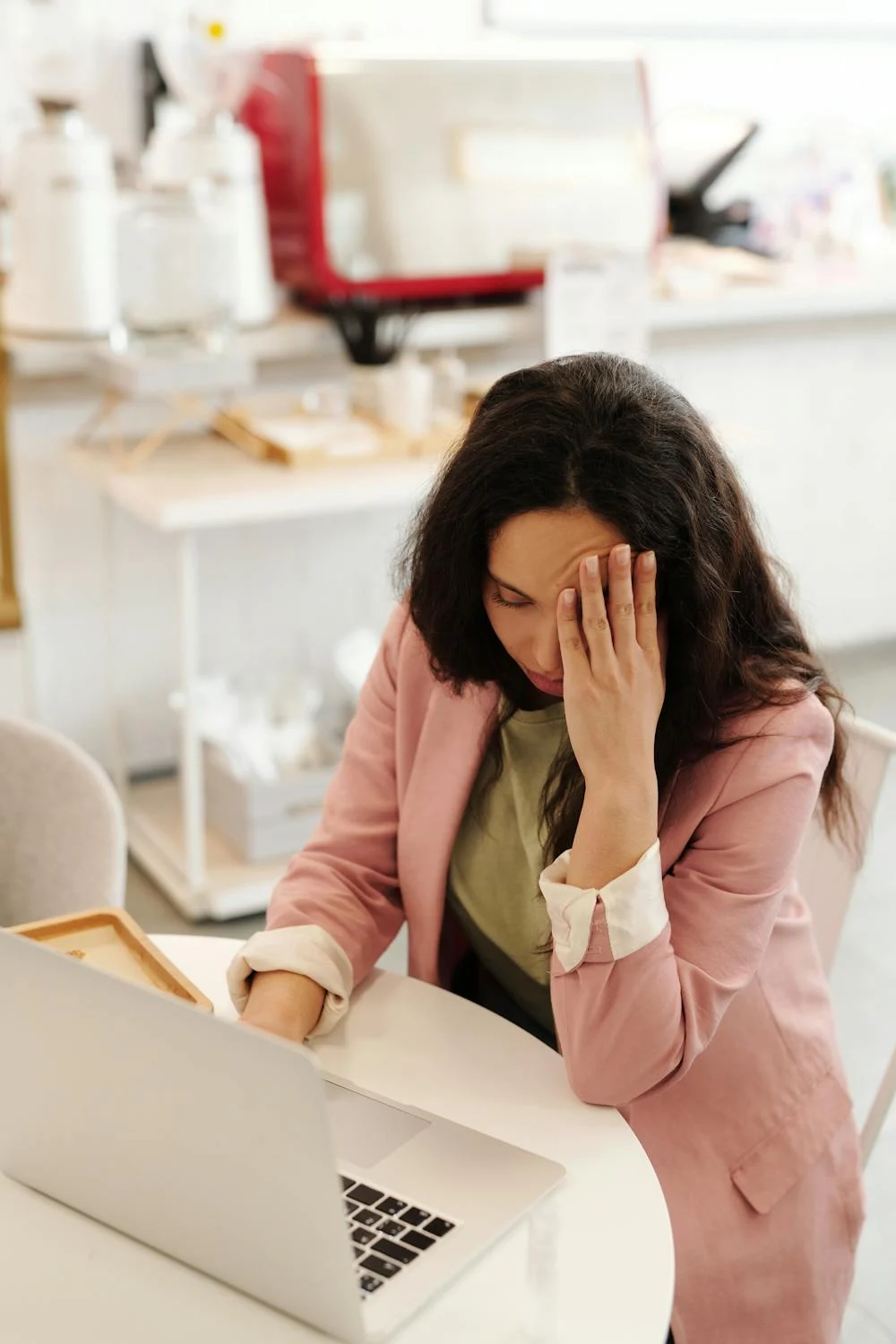 Una mujer pensativa frotándose la cabeza | Fuente: Pexels