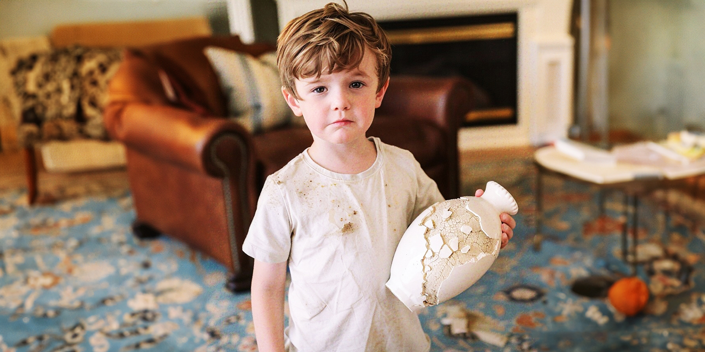 Un niño sostiene un jarrón | Fuente: Midjourney