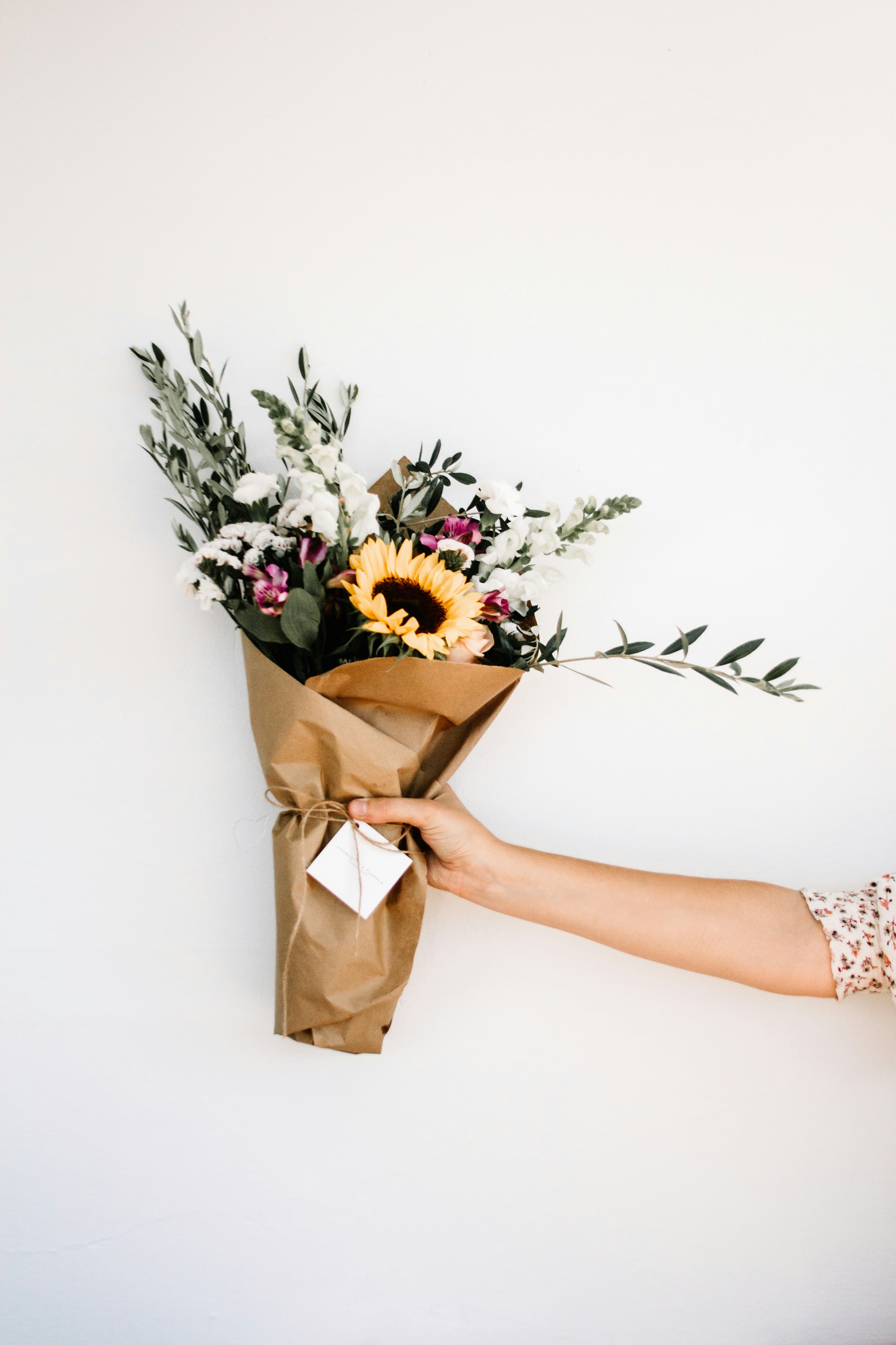 Una persona sosteniendo un ramo de flores | Fuente: Unsplash