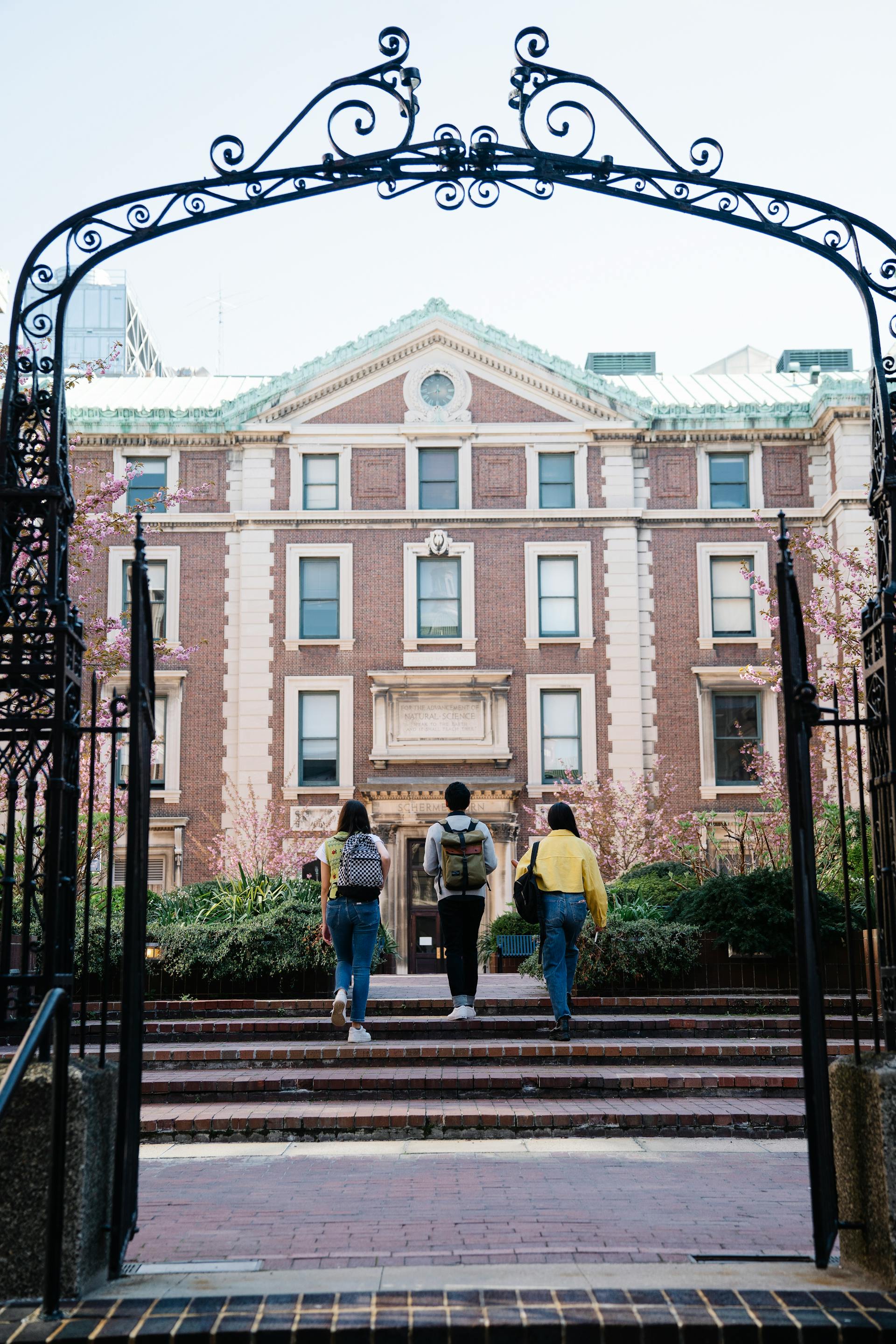 Estudiantes caminando hacia su campus universitario | Fuente: Pexels
