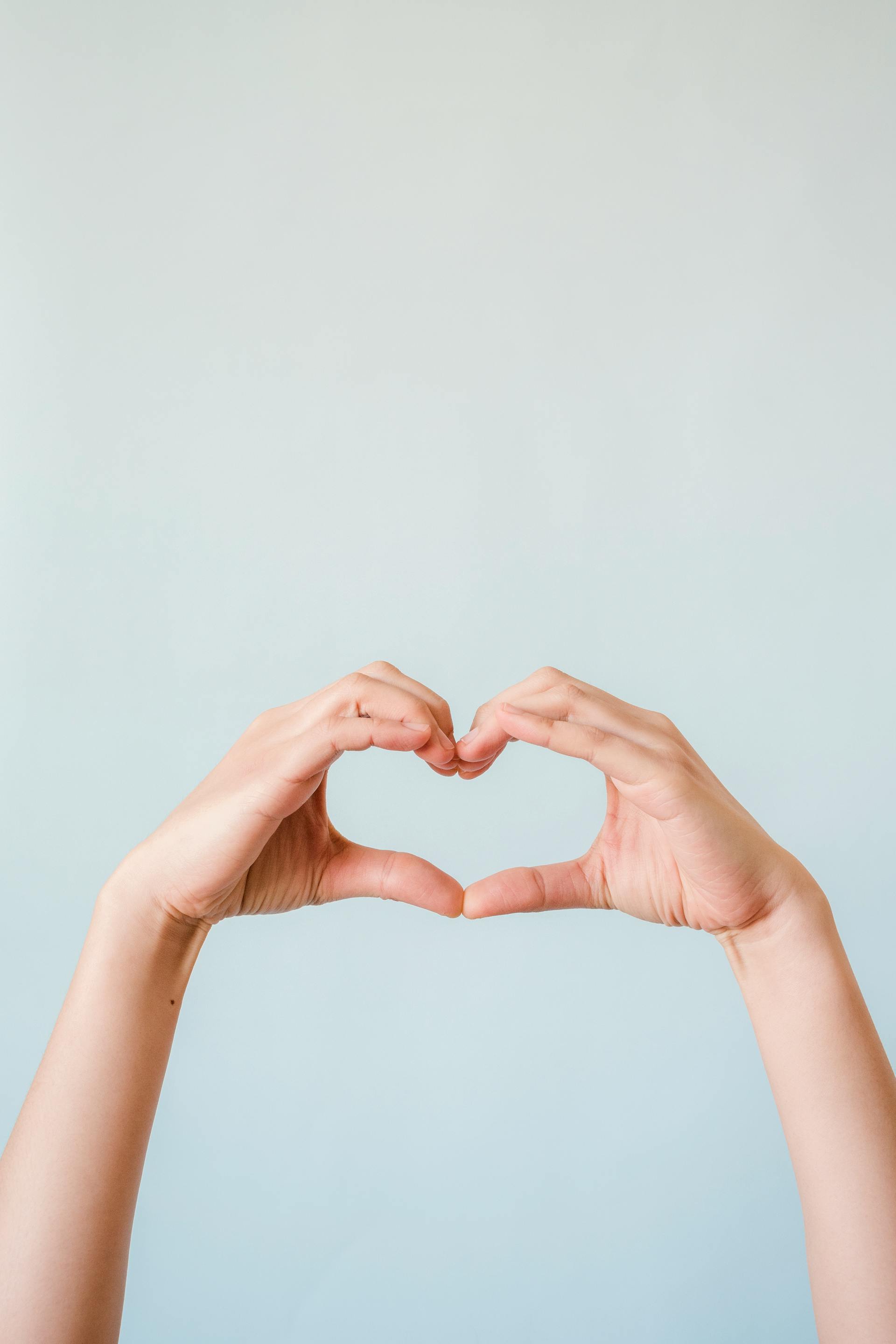 Un niño haciendo un lado del corazón con las manos | Fuente: Pexels