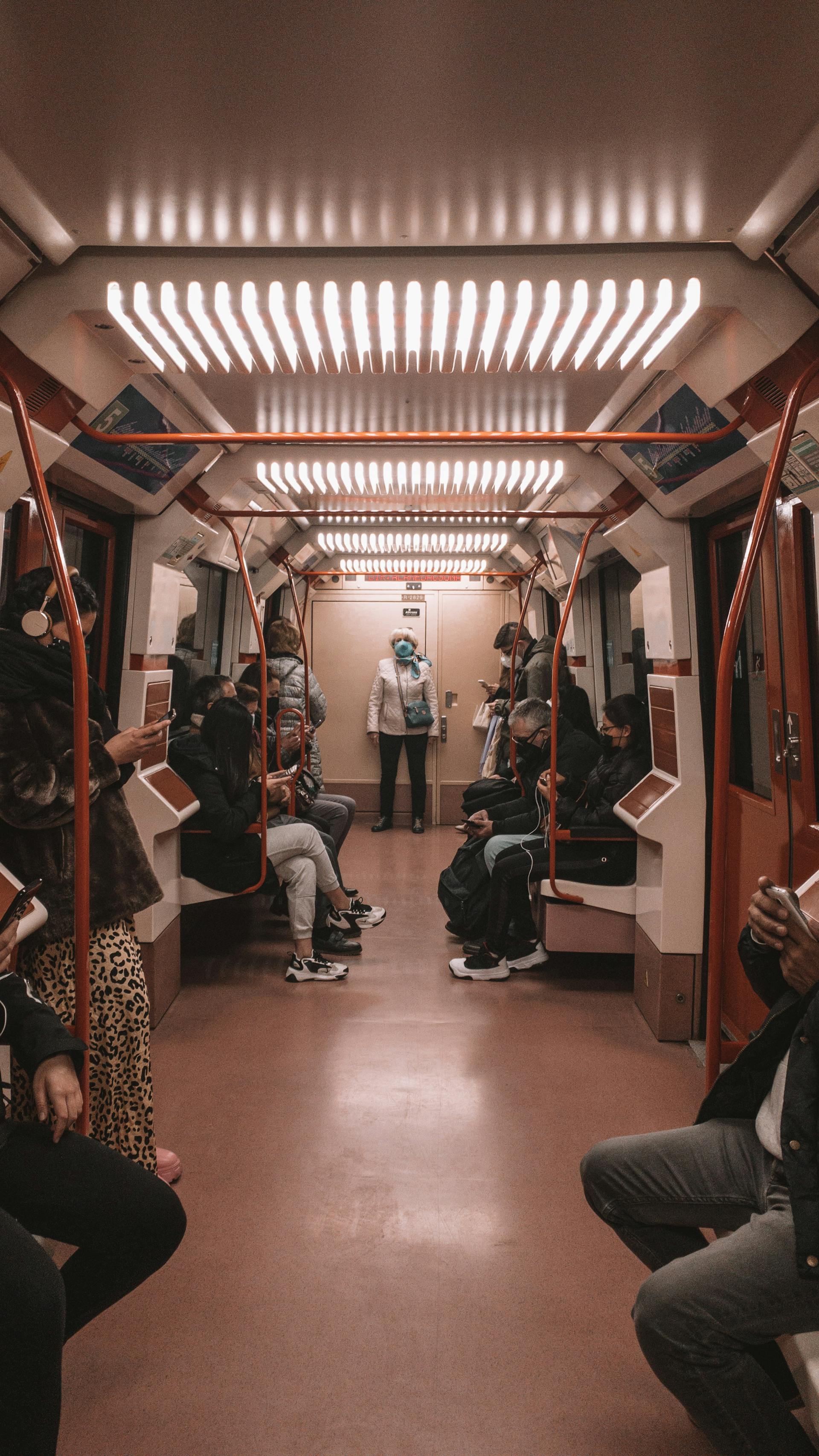 Gente dentro de un tren | Fuente: Pexels