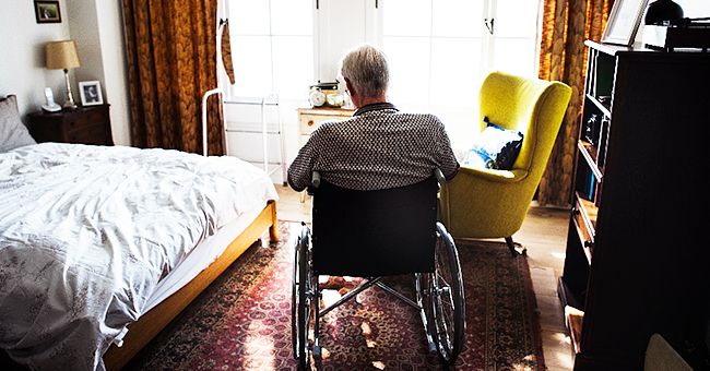 Hombre mayor en silla de ruedas en una habitación. | Foto: Shutterstock 