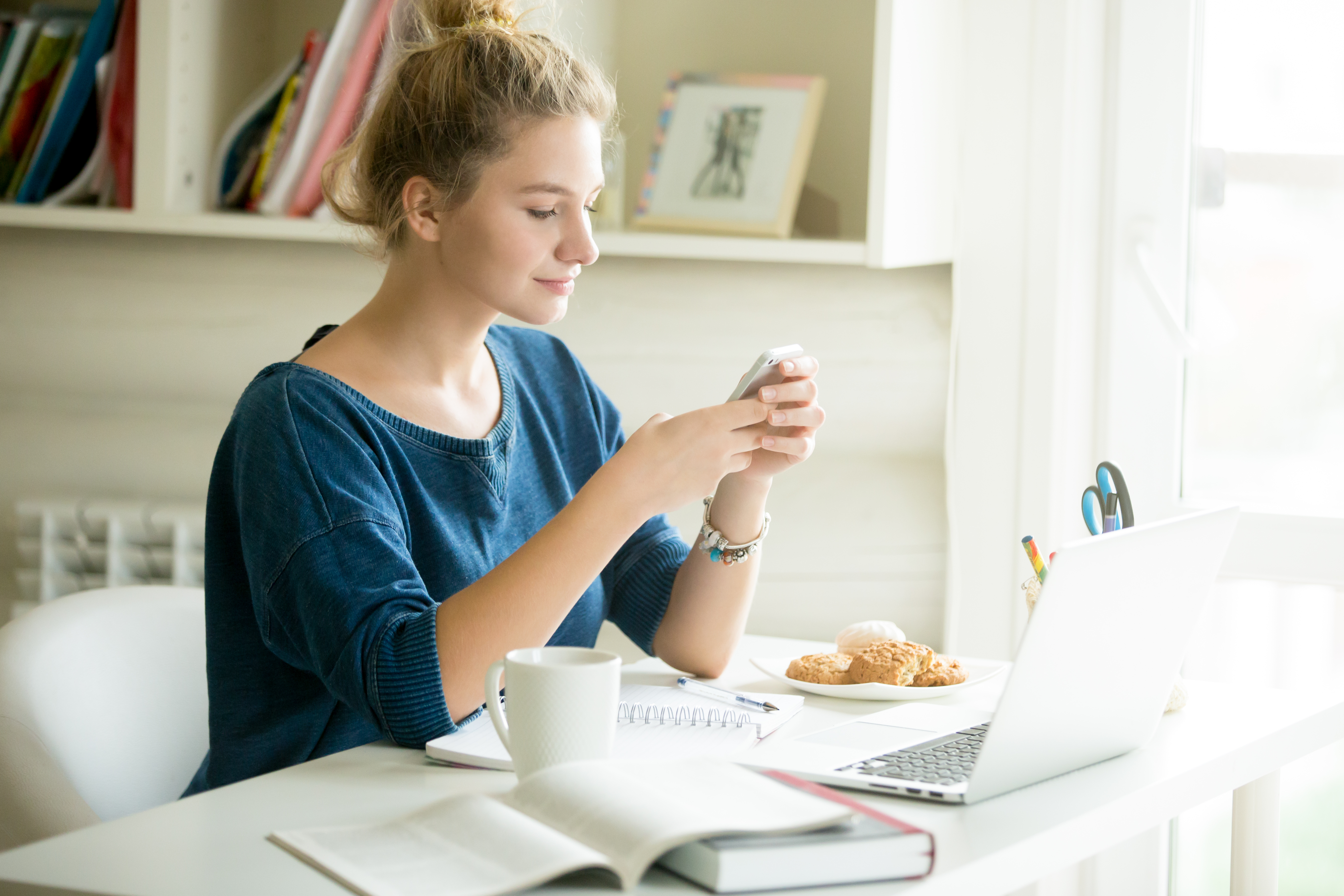 Una joven utilizando su smartphone | Foto: Shutterstock