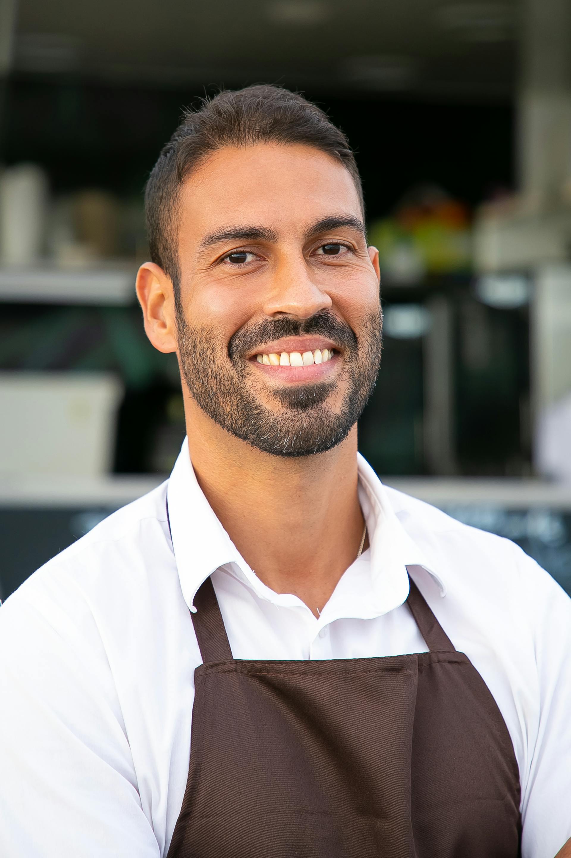 Un camarero sonriente | Fuente: Pexels