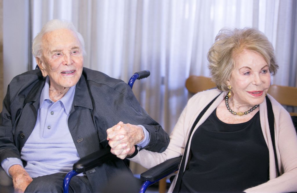 Kirk Douglas y Anne Buydens en Los Ángeles 2017. | Foto: Getty Images