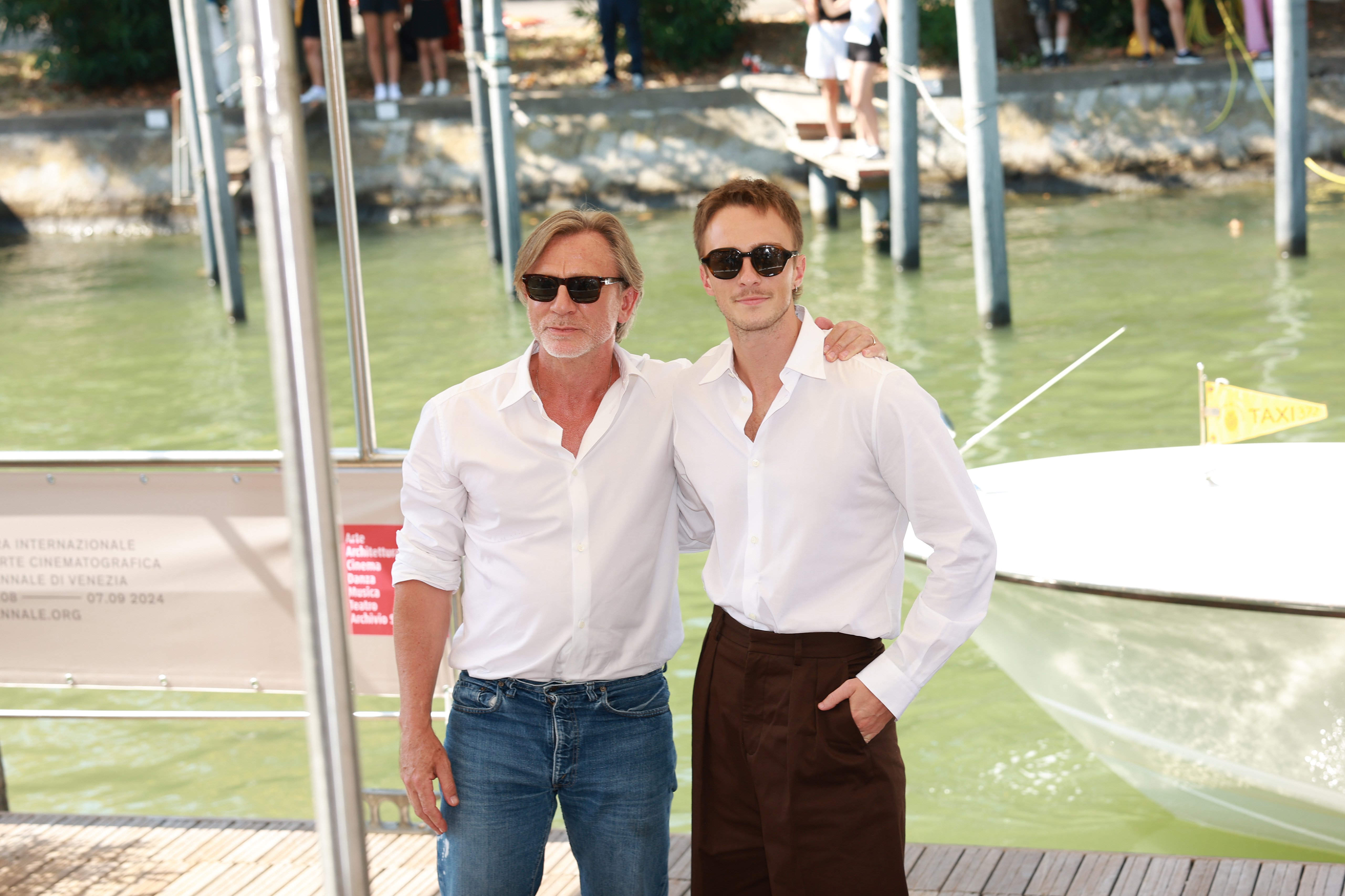 Daniel Craig y Drew Starkey el 03 de septiembre de 2024, en Venecia, Italia | Fuente: Getty Images