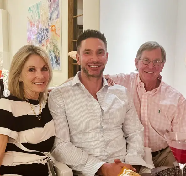 Laurie Murray, su hijo Lowell Thomas Murray IV, y un miembro de la familia en un post subido el 12 de mayo de 2024 | Fuente: Instagram/ltmurrayiv