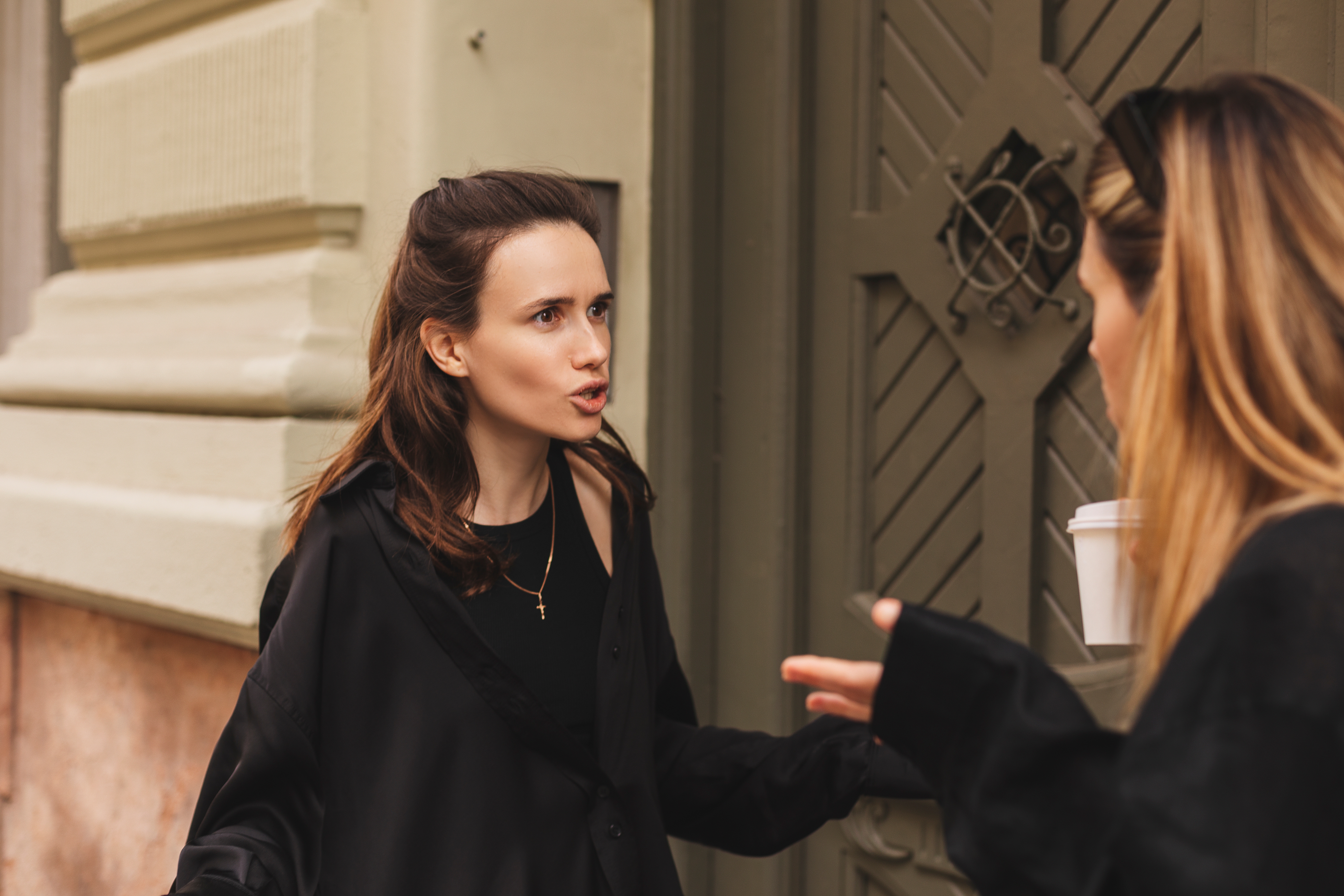 Dos mujeres manteniendo una acalorada conversación | Fuente: Shutterstock