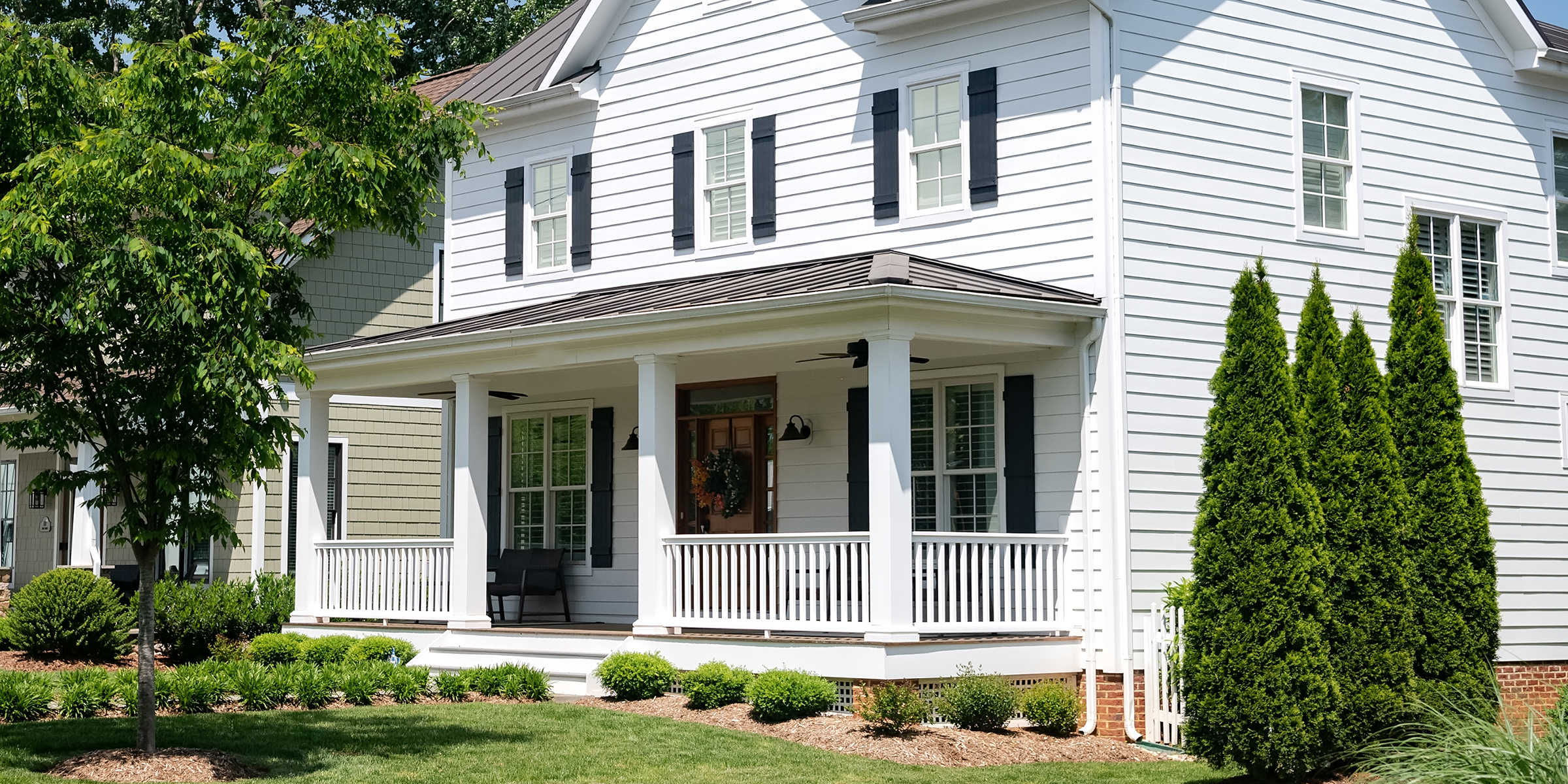 Fachada de una casa blanca | Fuente: Shutterstock