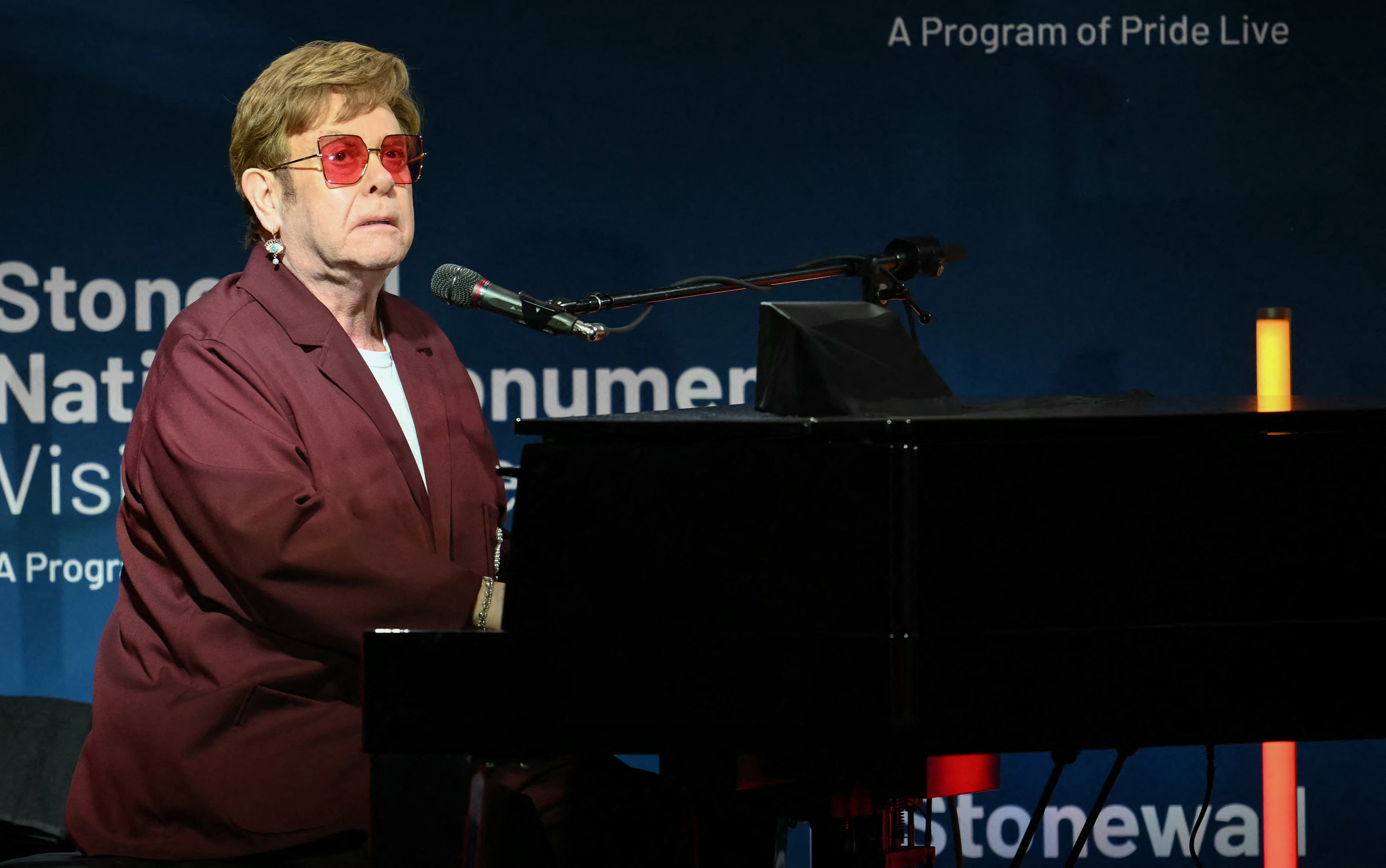 Elton John actúa en el escenario durante la ceremonia de inauguración del Centro de Visitantes del Monumento Nacional a Stonewall, en Nueva York, el 28 de junio de 2024 | Fuente: Getty Images