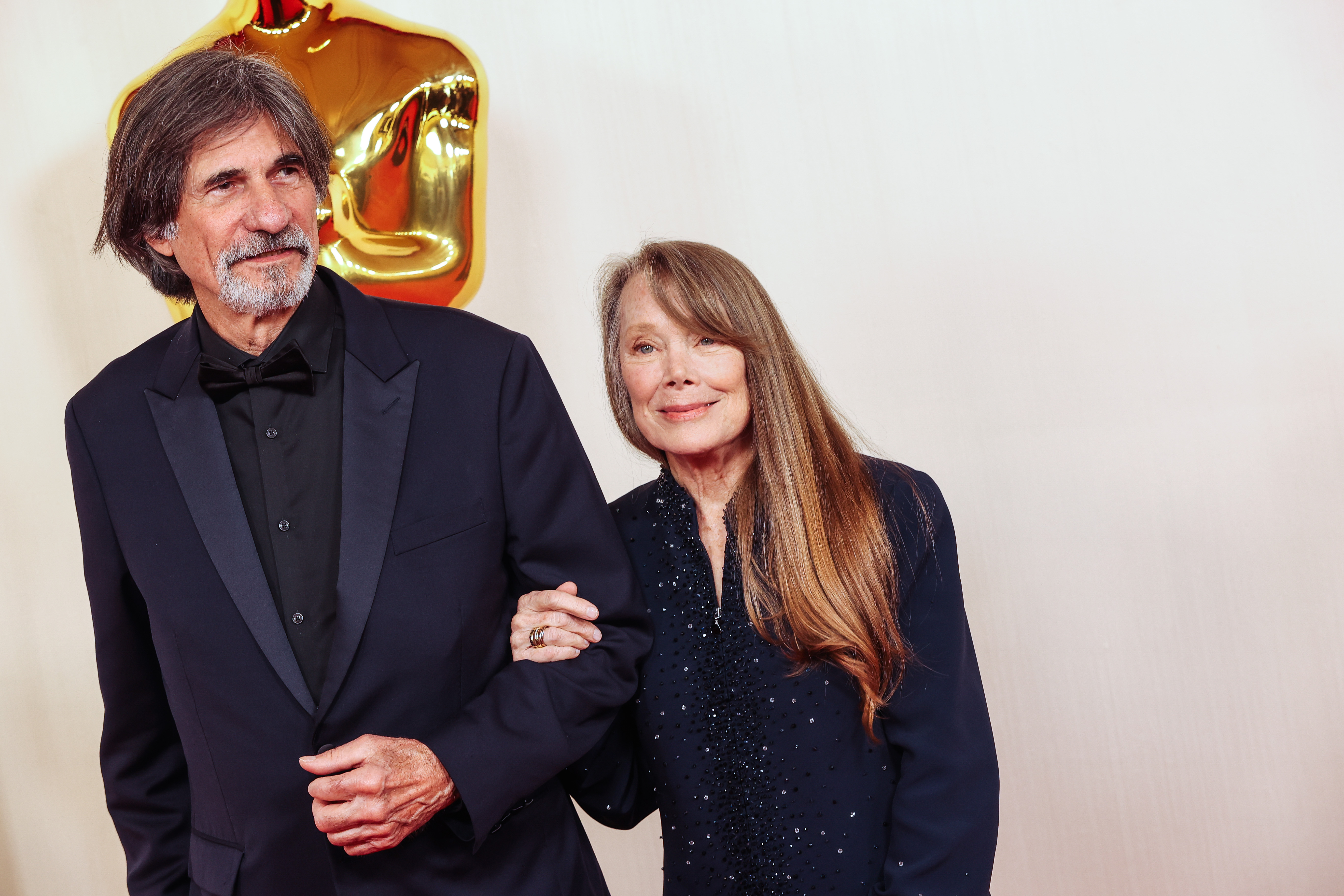 Jack Fisk y Sissy Spacek en la 96ª edición de los Oscar el 10 de marzo de 2024, en Los Ángeles, California. | Fuente: Getty Images