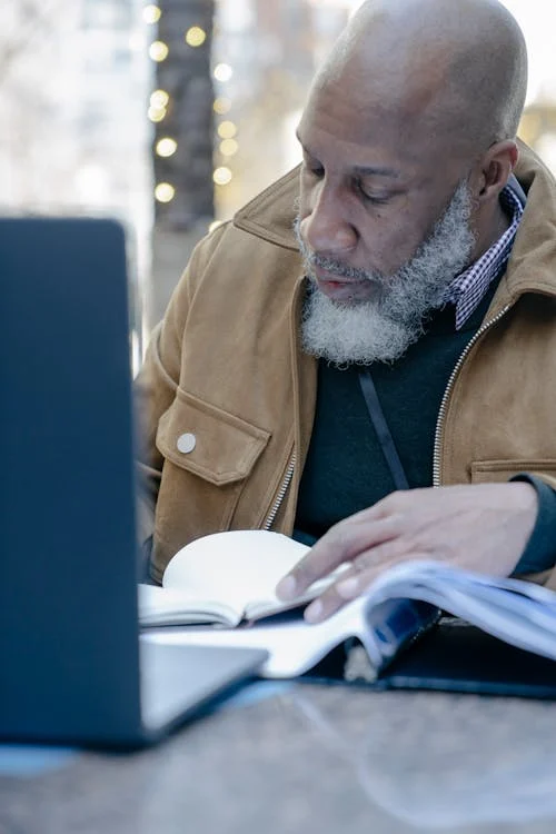 Un hombre trabajando | Fuente: Pexels