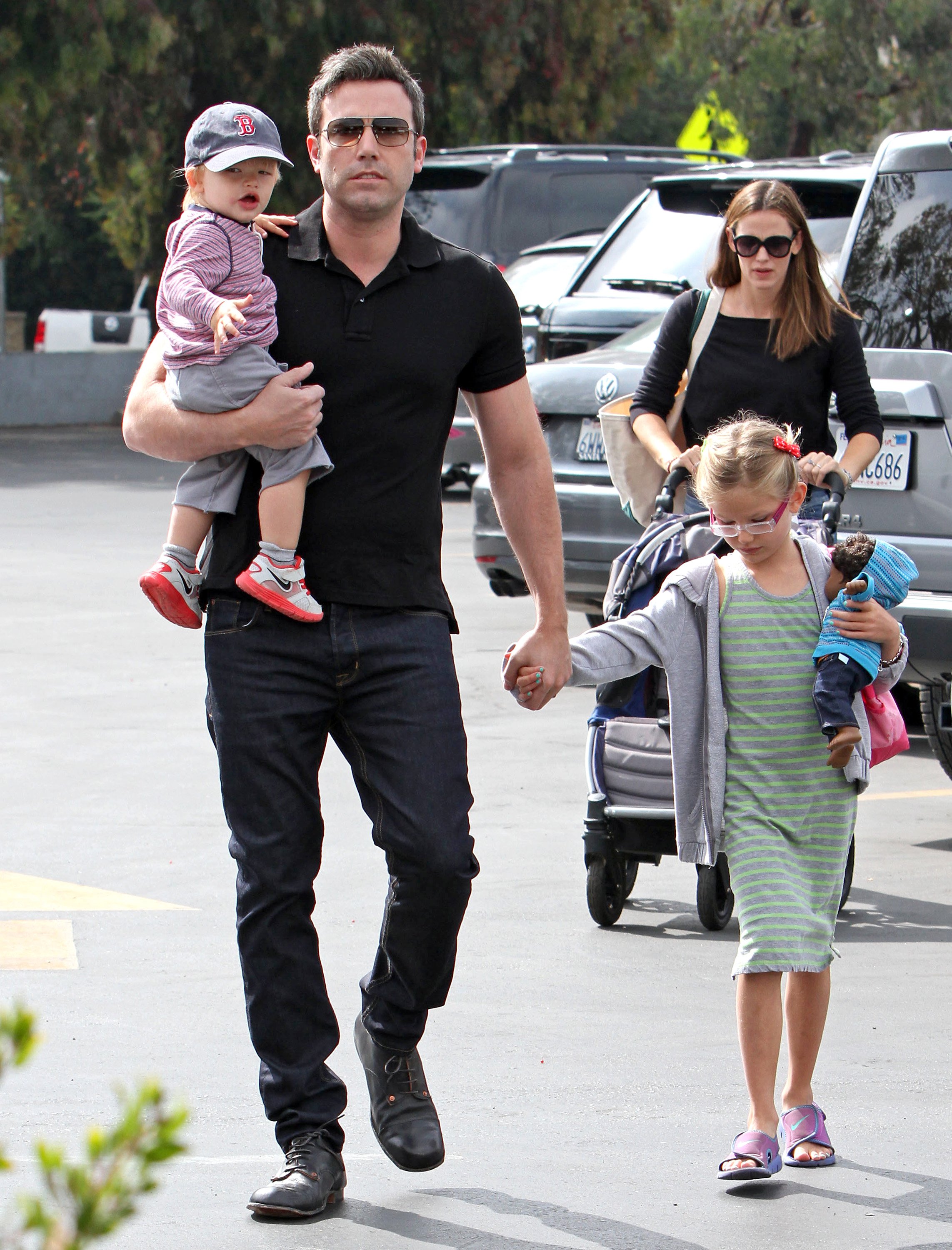 Ben Affleck, Jennifer Garner, Violet y Samuel  el 11 de agosto de 2013 en Los Ángeles, California | Foto: Getty Images