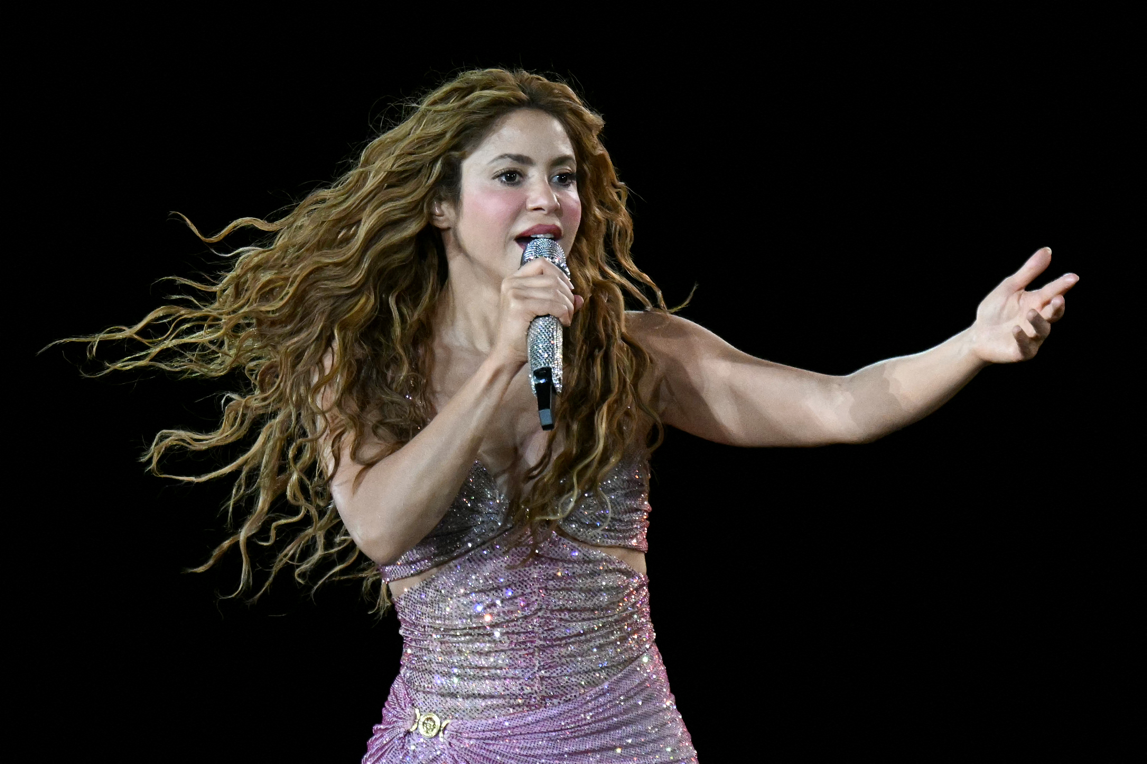 Shakira se presenta en el escenario durante su gira mundial "Las Mujeres Ya No Lloran" en el Estadio Jorge "El Mágico" González en San Salvador el 8 de febrero de 2026. | Fuente: Getty Images