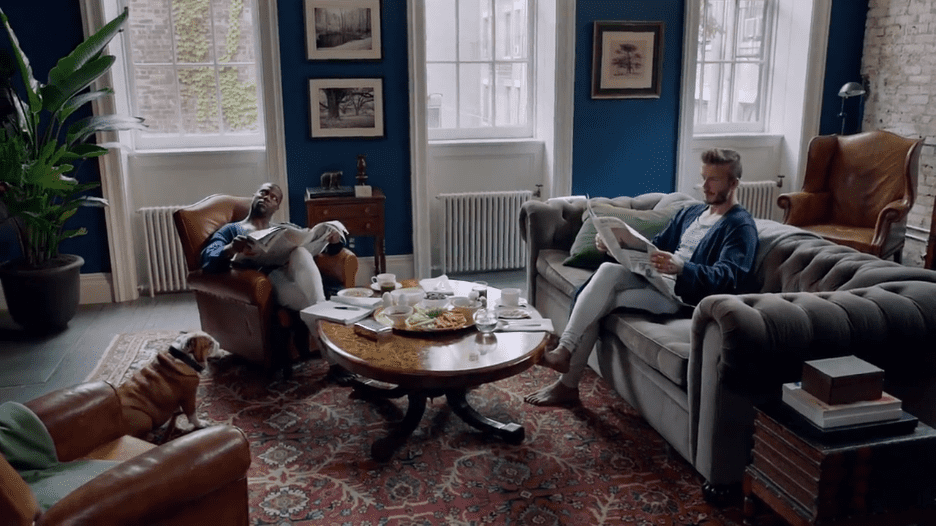 Kevin Hart y David Beckham rodando un anuncio de H&M en la casa de Anderson Cooper en West Village, el 28 de septiembre de 2015 | Foto: Facebook/Kevin Hart