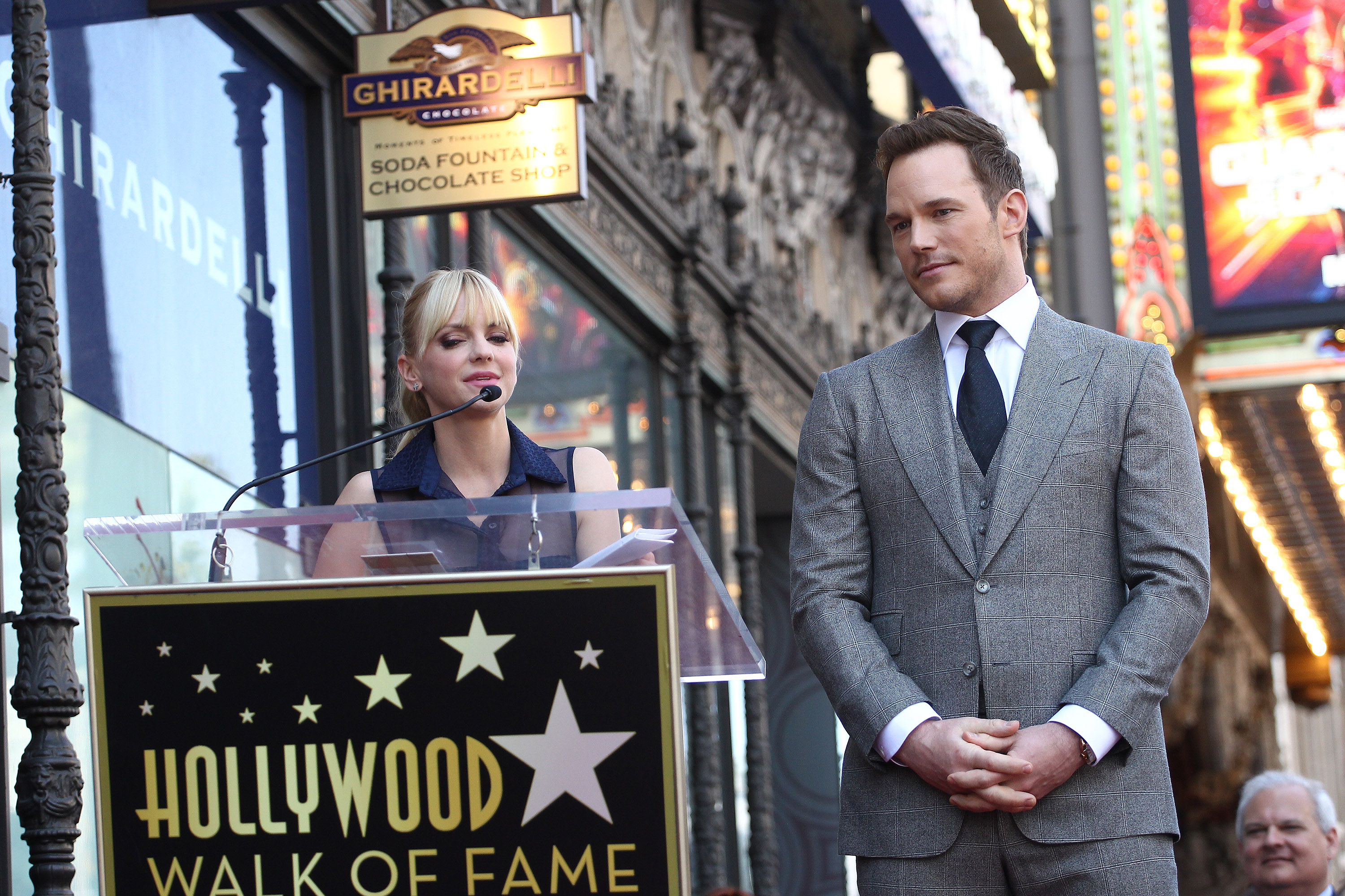 Anna Faris pronunció un emotivo discurso cuando Chris Pratt recibió su estrella en el Paseo de la Fama de Hollywood en abril de 2017, en el que elogió su dedicación hacia su hijo Jack. La ceremonia tuvo lugar apenas unos meses antes de que la pareja anunciara su separación. | Fuente: Getty Images