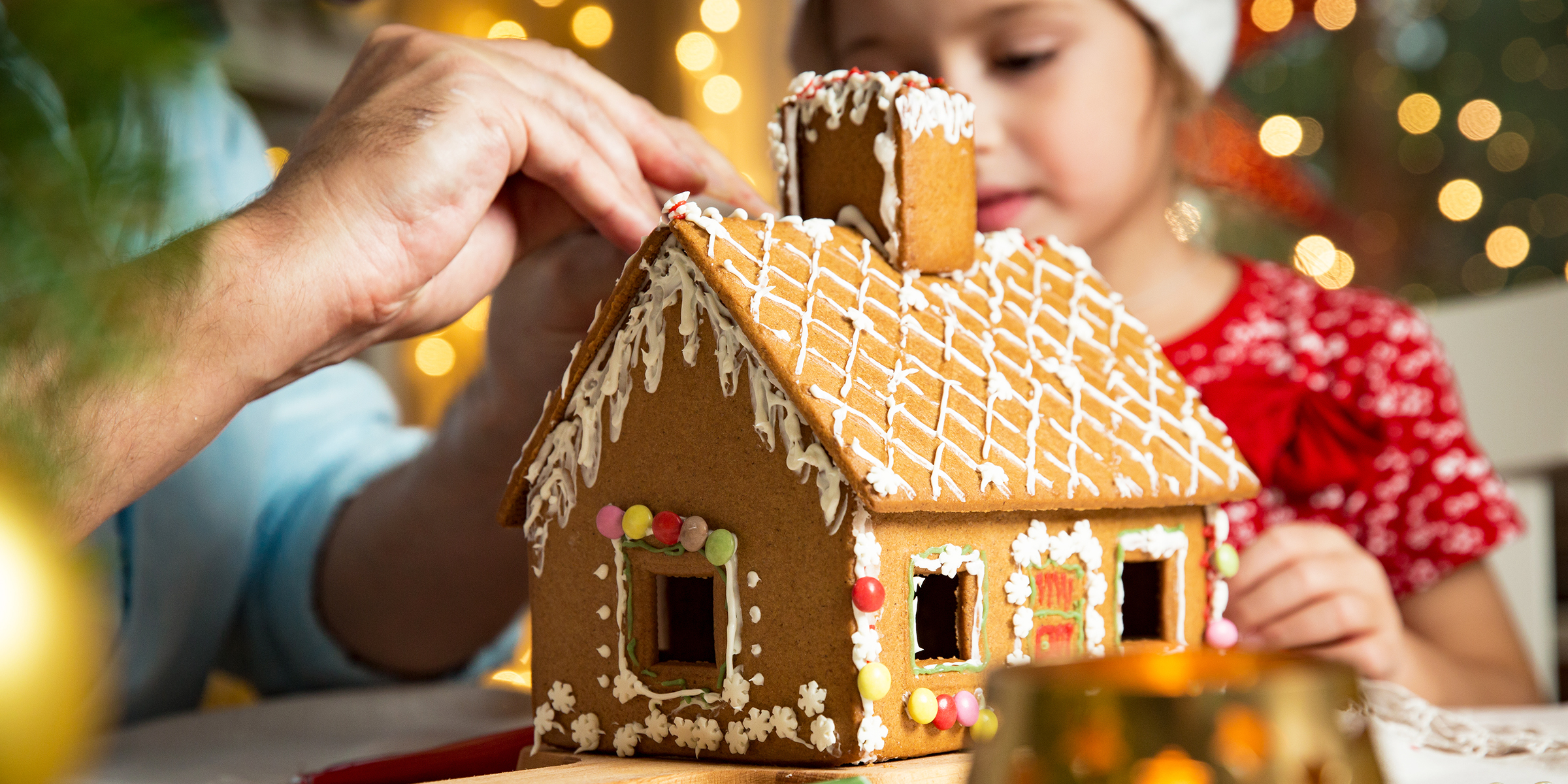 Una niña con una casa de jengibre | Fuente: Shutterstock