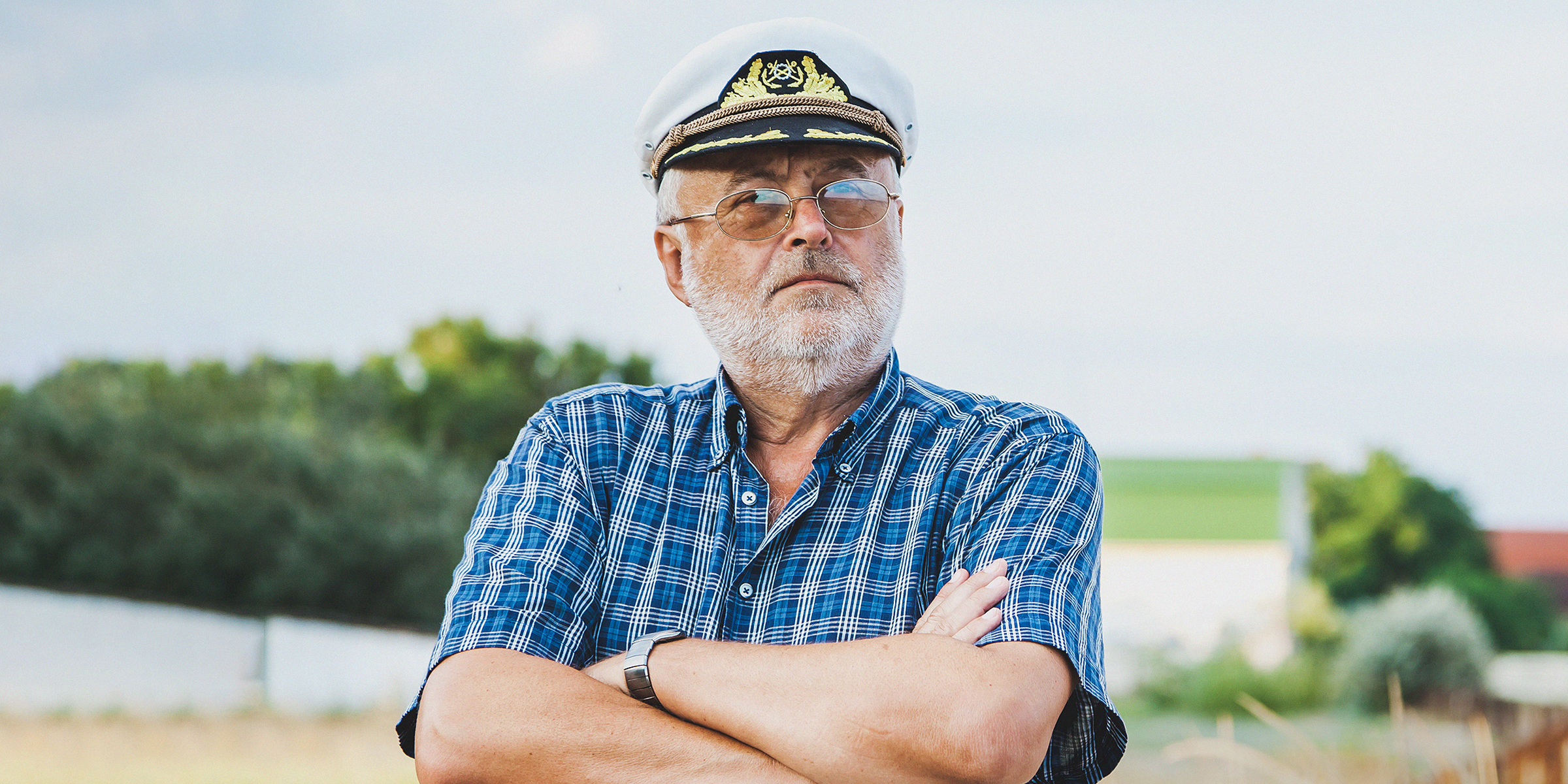 Un hombre mayor con gorra de capitán | Fuente: Shutterstock