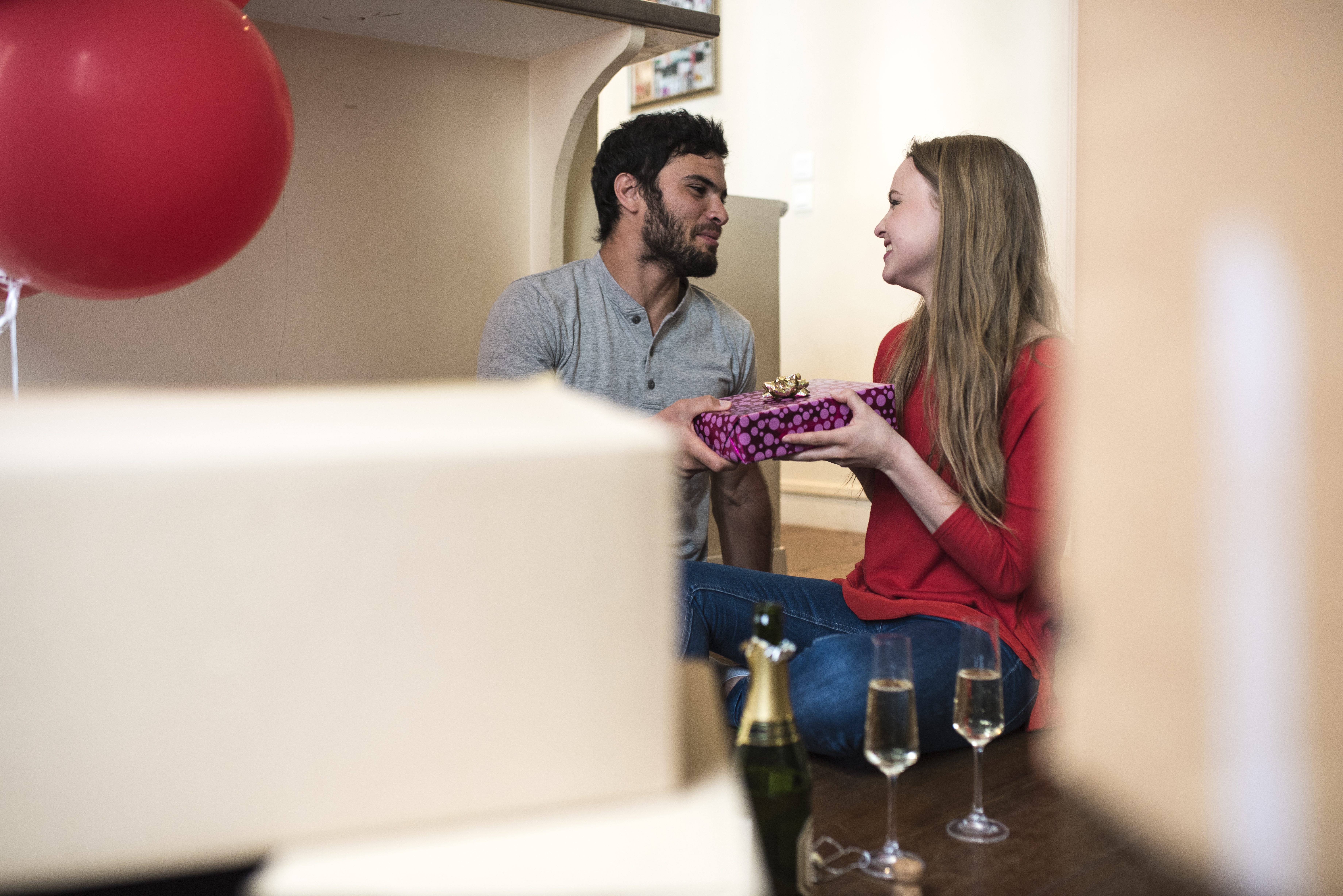 Intercambio de regalos en la inauguración de una casa | Foto: Getty Images