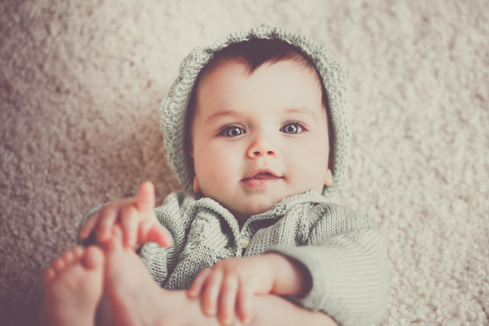 Bebé sobre una alfombra | Foto: Pexels