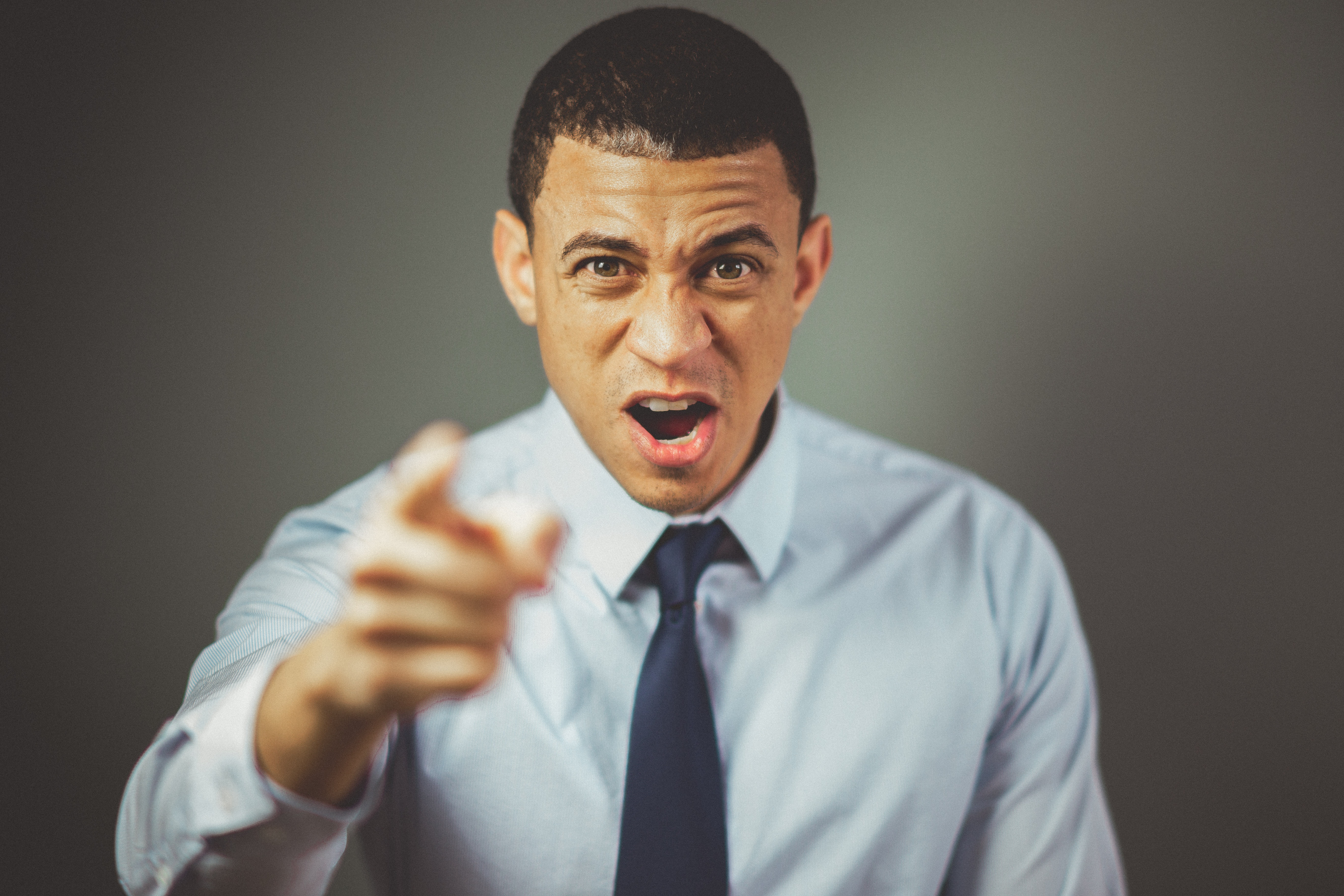 Un hombre enfadado gritando y gesticulando con la mano | Foto: Pexels