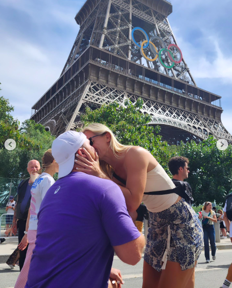 Payton Otterdahl y Maddy Nilles compartiendo un beso el día de su compromiso, publicado el 4 de agosto de 2024 | Fuente: Instagram/p.train_throws y maddynilles27