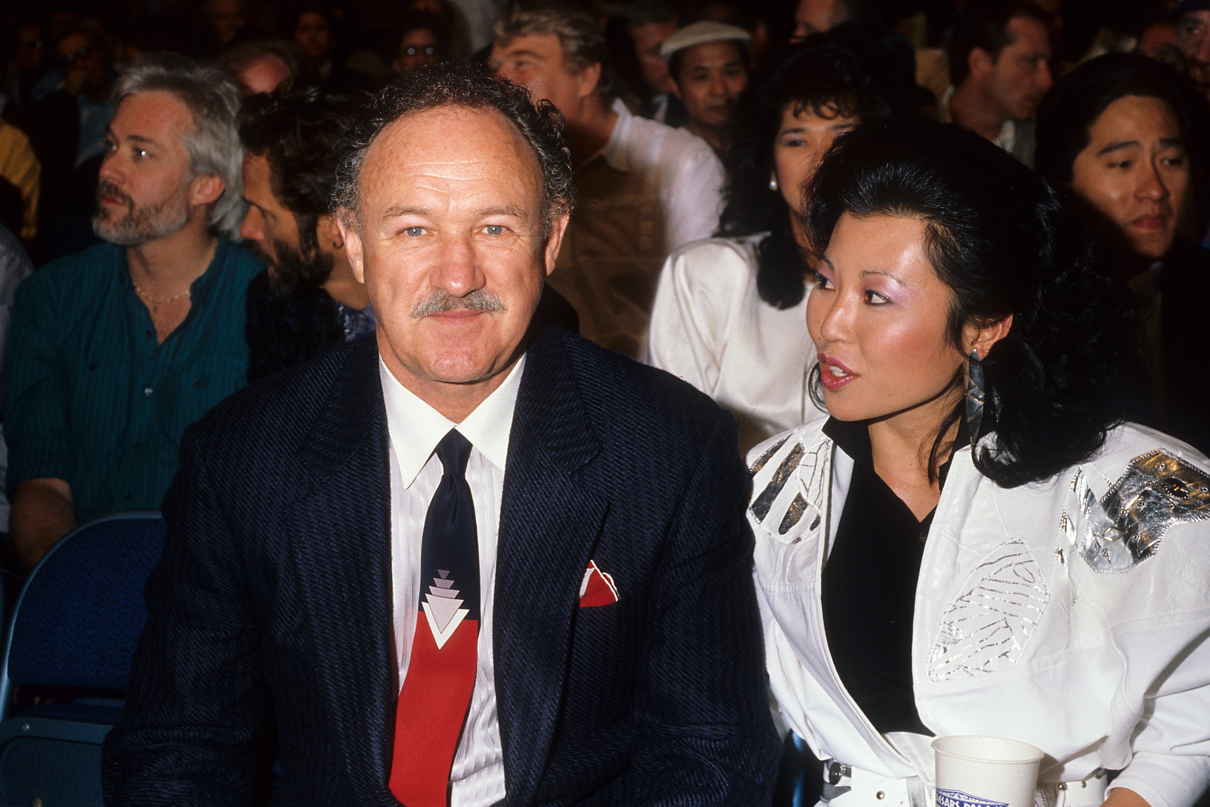Gene Hackman y su esposa Betsy Arakawa en 1986 en Los Ángeles, California | Foto: Getty Images