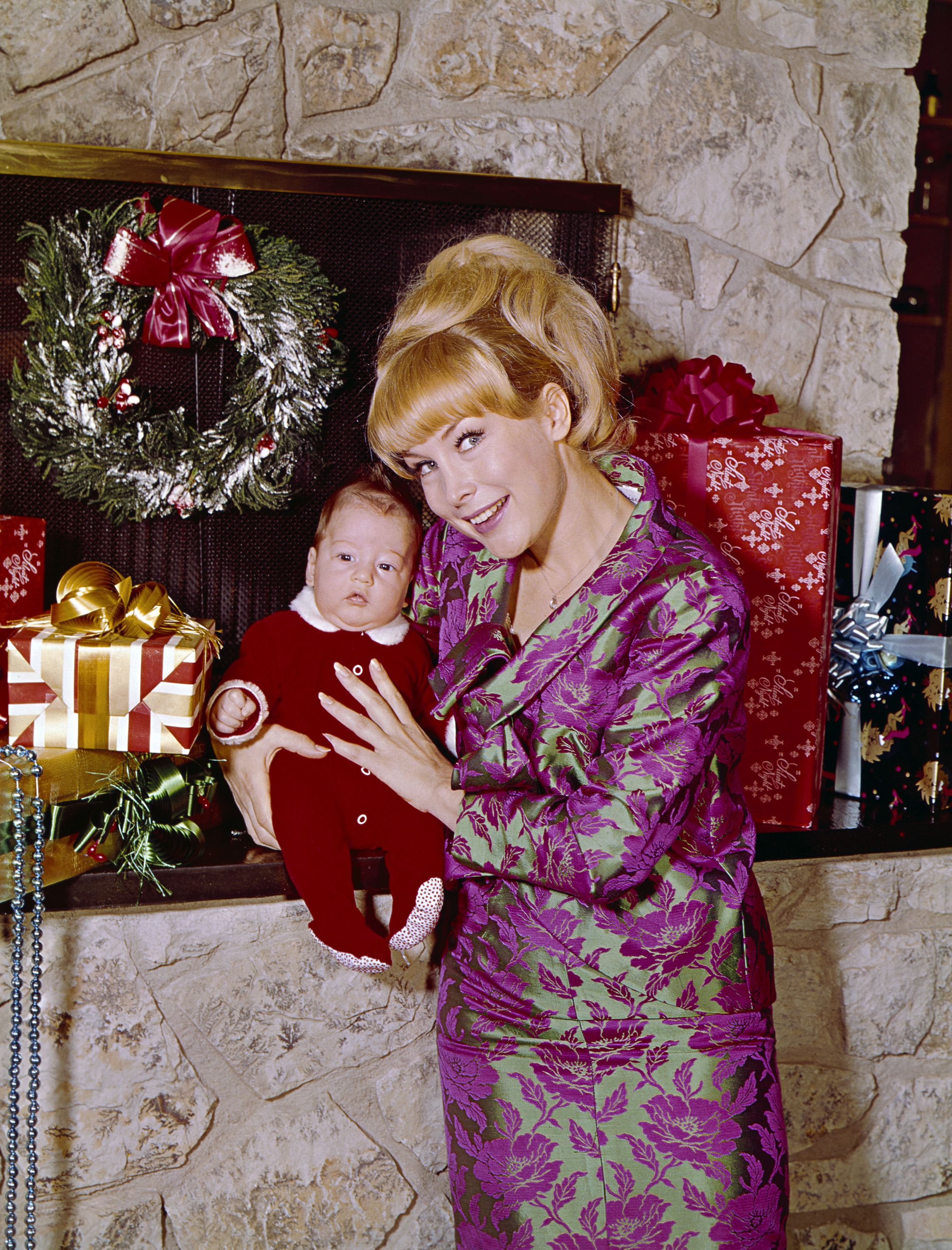 Matthew Michael Ansara y Barbara Eden en el plató de "I Dream of Jeannie".  | Fuente: Getty Images