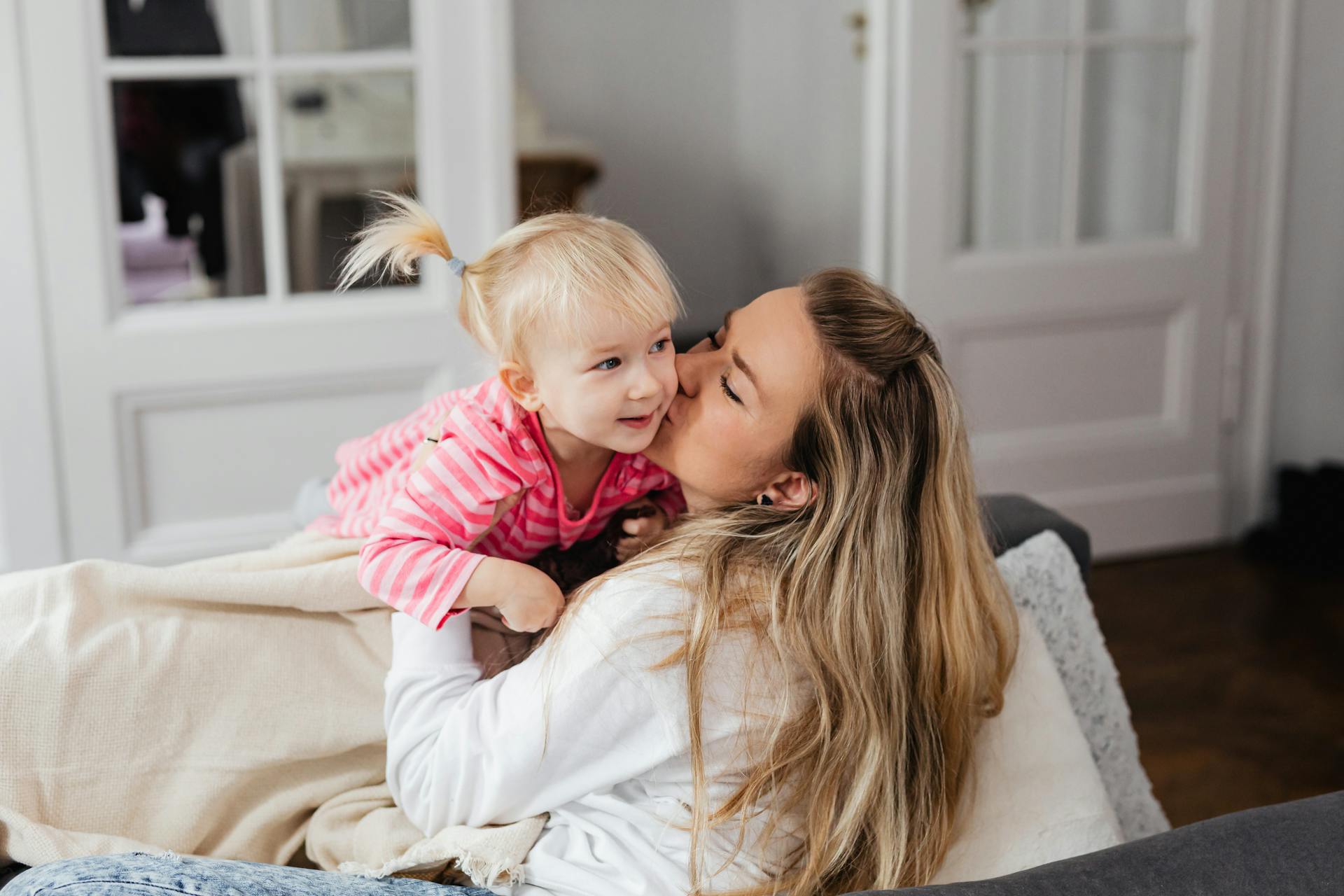 Una mujer jugando con su hija pequeña | Fuente: Pexels