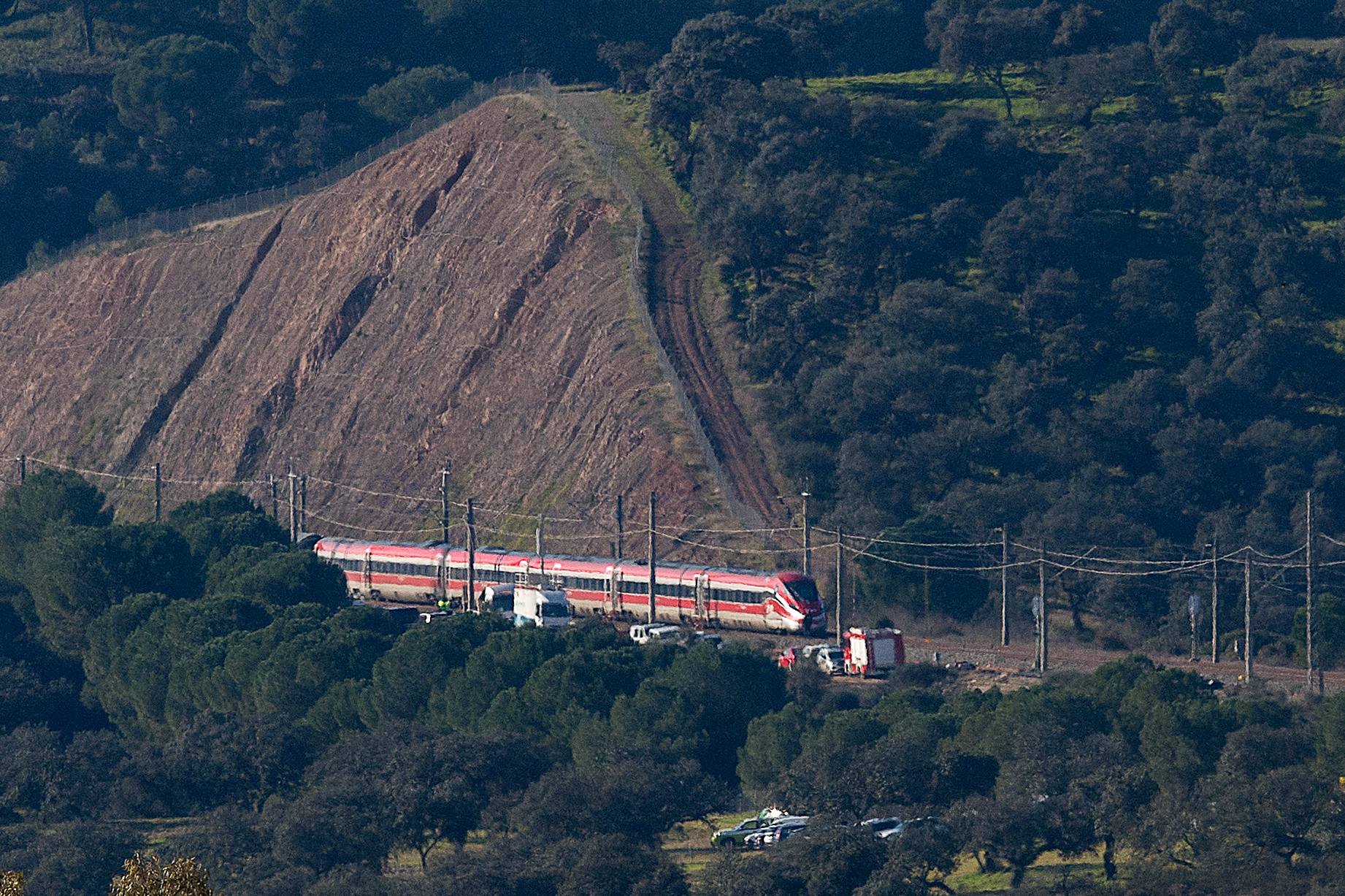 Los servicios de emergencia trabajan en el lugar donde un tren de Iryo descarriló y fue impactado por otro tren mientras continúan las labores de rescate en Adamuz, sur de España, el 19 de enero de 2026. | Fuente: Getty Images