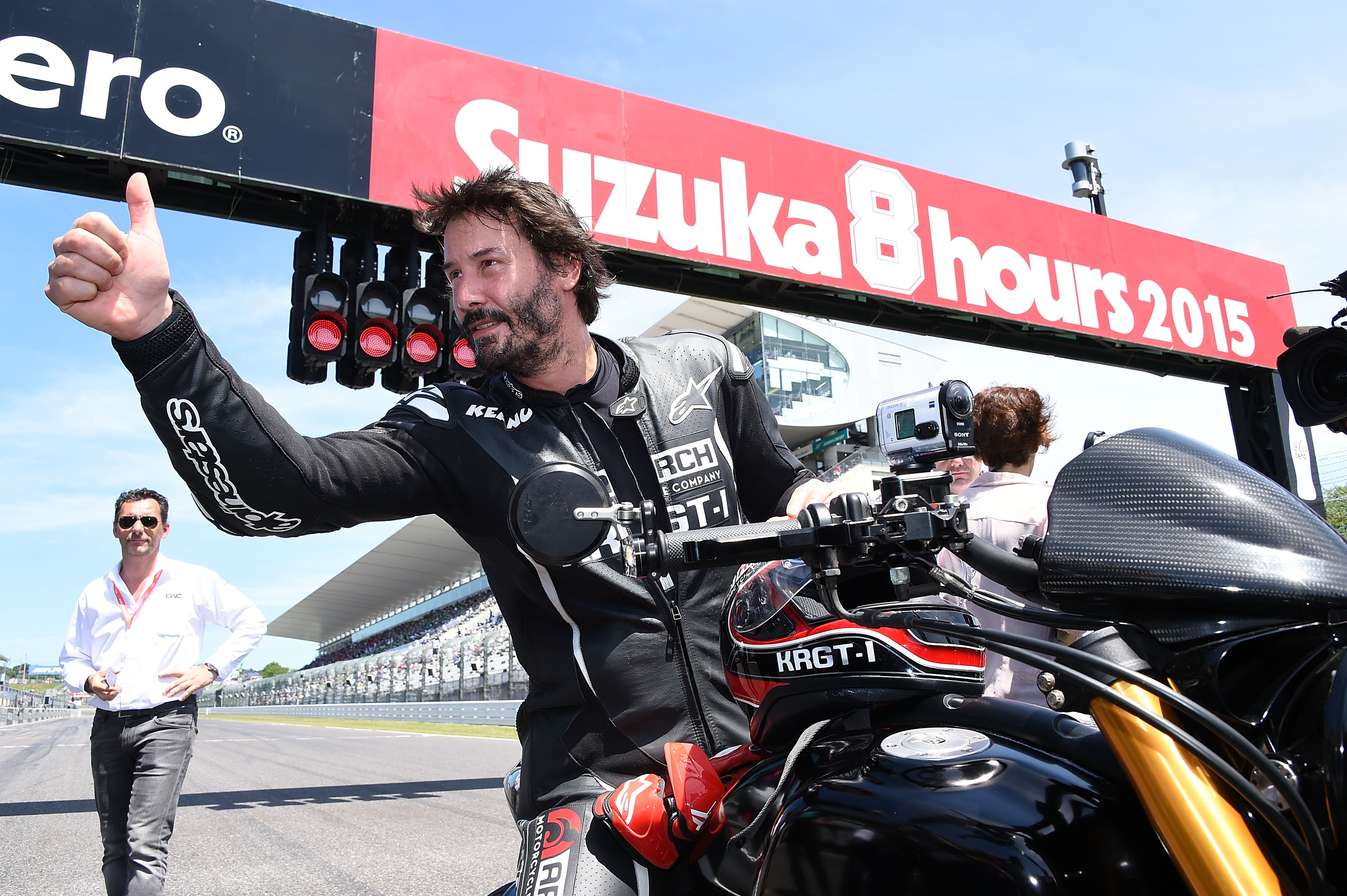 Keanu Reeves durante la ceremonia de apertura de las 8 Horas de Suzuka en el Circuito de Suzuka, Japón, el 26 de julio de 2015 | Fuente: Getty Images