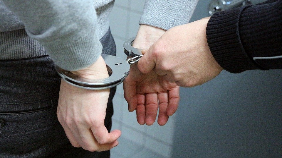 Persona siendo arrestada.| Imagen tomada de: Pixabay