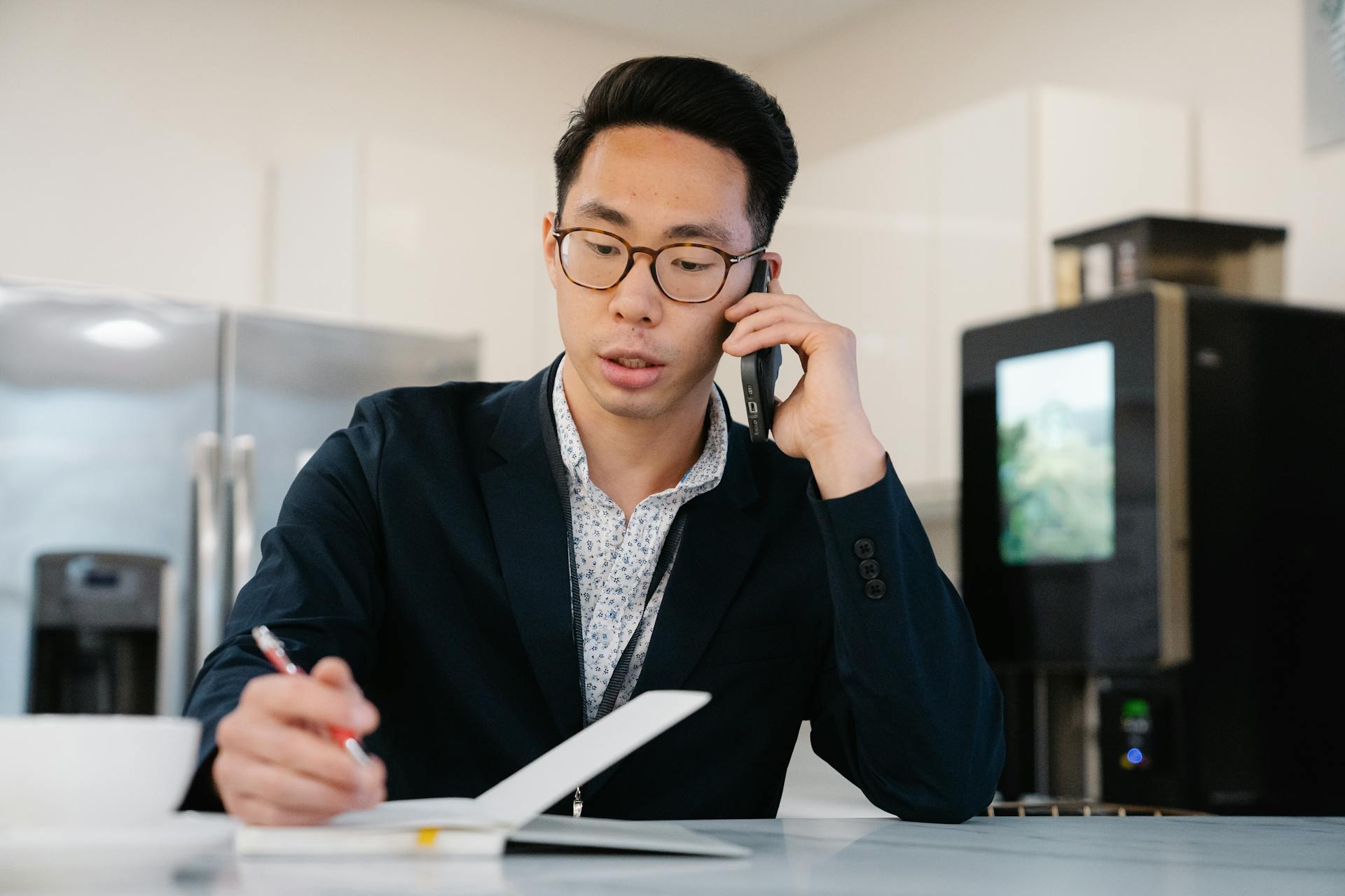 Un hombre atendiendo una llamada telefónica en el trabajo | Fuente: Pexels