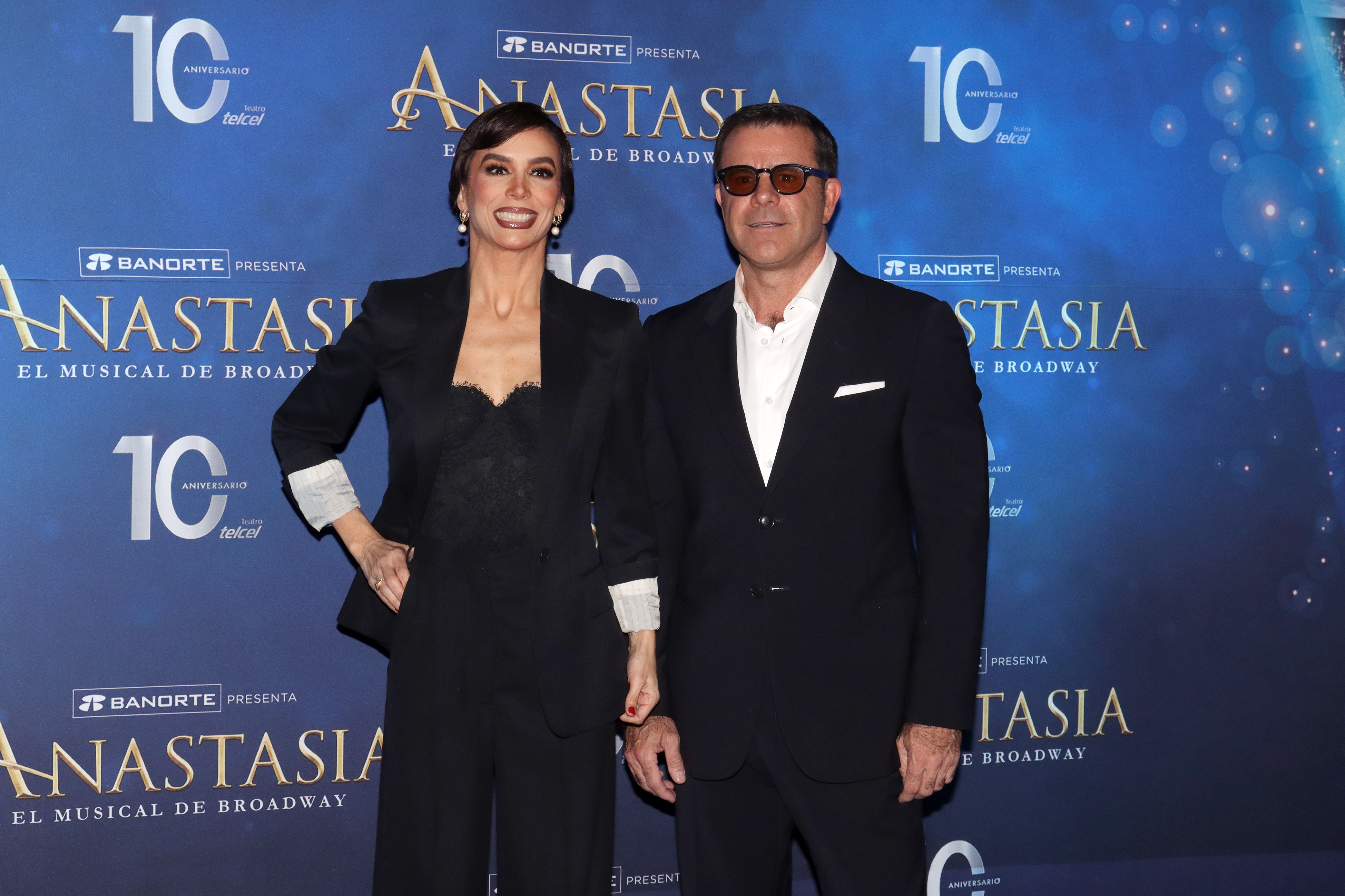 Biby Gaytán y Eduardo Capetillo posan para las fotos durante la alfombra roja en el Teatro Telcel el 18 de octubre de 2023 en Ciudad de México, México. | Fuente: Getty Images