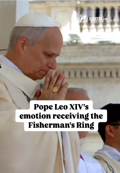 El papa León XIV muestra emoción tras recibir el Anillo del Pescador, fechado el 18 de mayo de 2025 | Fuente: Instagram/catholicnewsagency