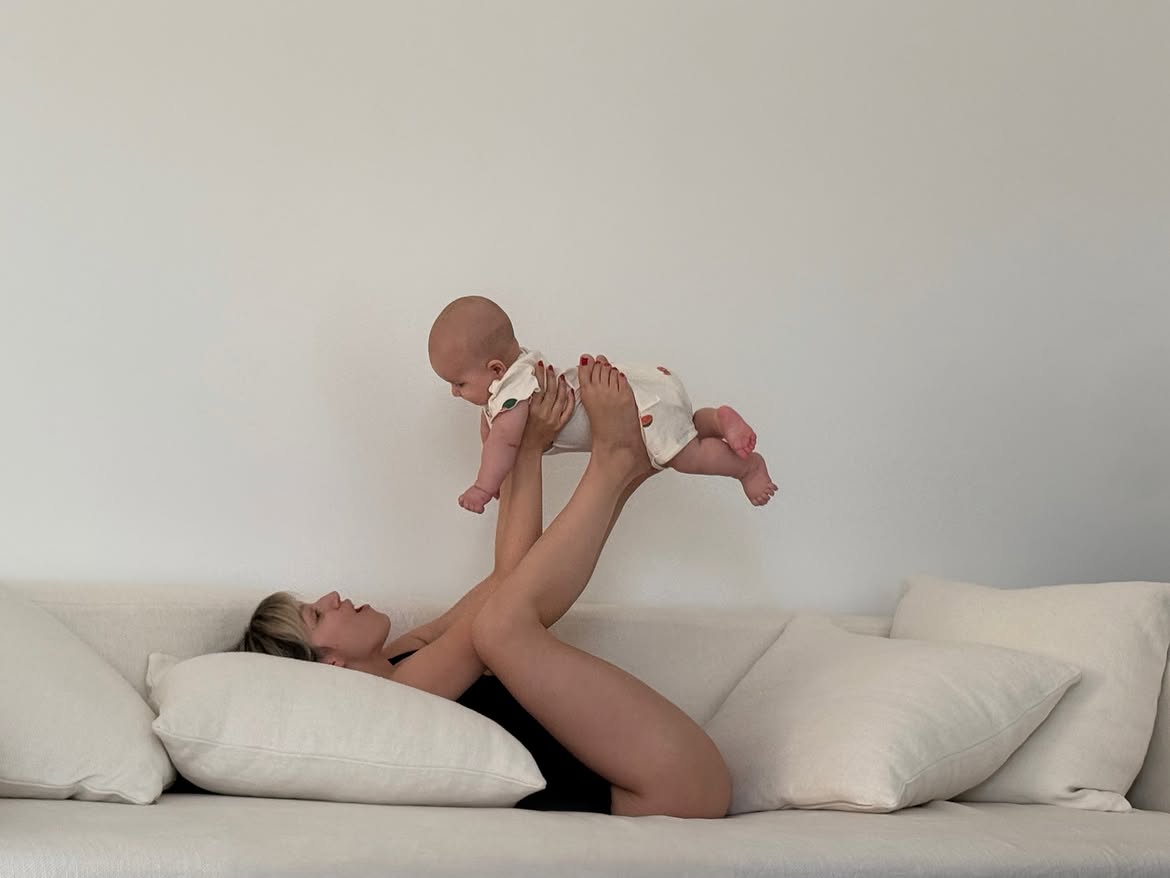 Úrsula Corberó jugando con su hijo Dante recostada en un sofá | Fuente: Instagram/ursulolita