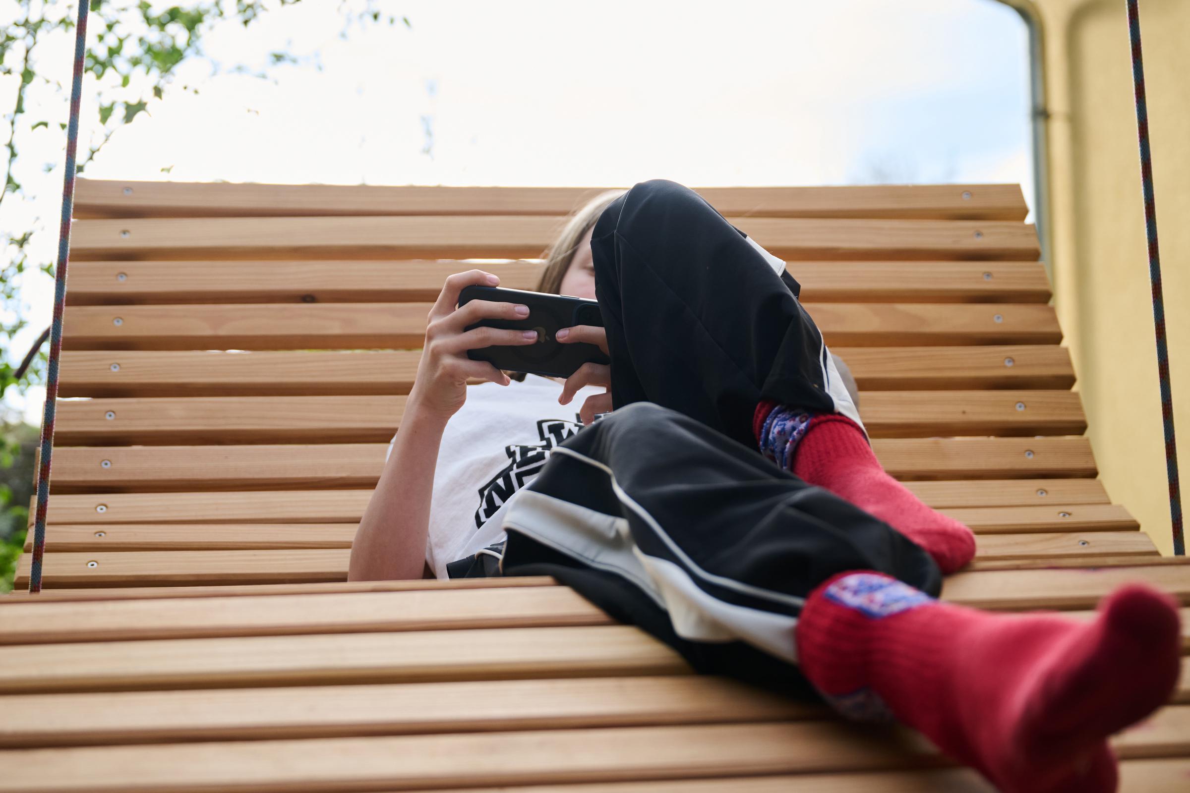 Niño jugando con su teléfono | Fuente: Getty Images