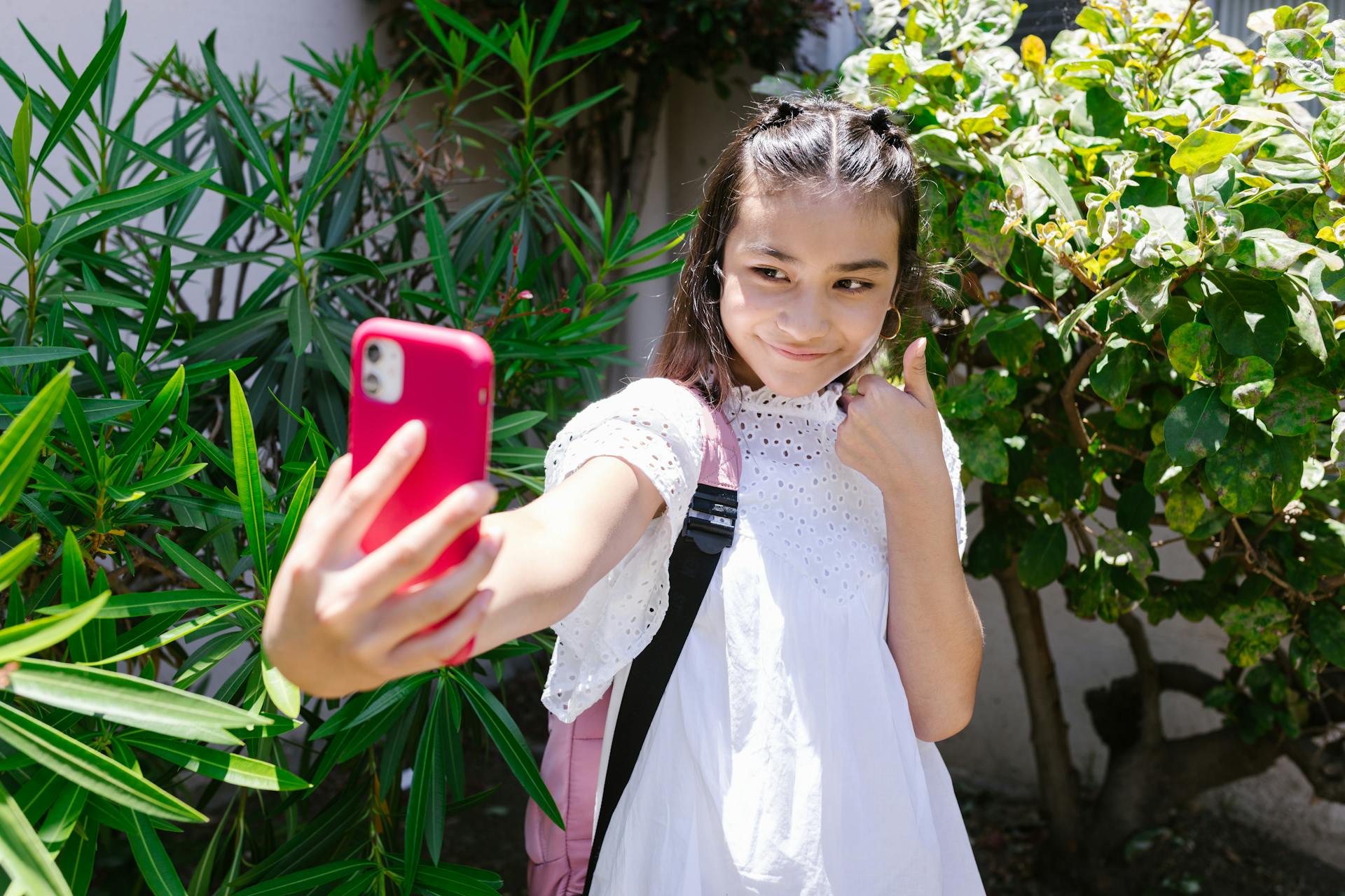 Una joven adolescente utilizando su teléfono móvil | Fuente: Pexels