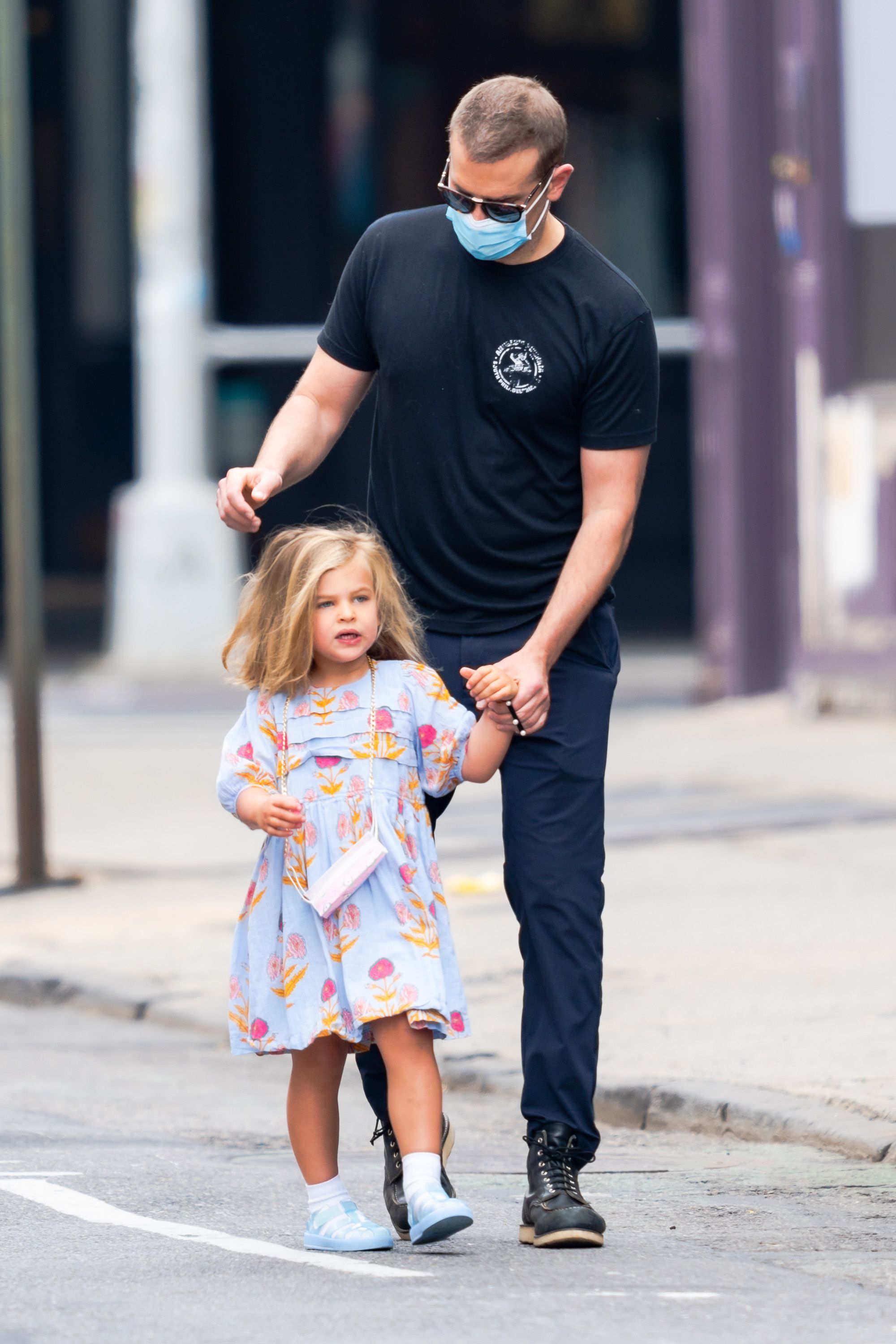 Bradley Cooper y Lea Cooper paseando por el West Village el 26 de mayo de 2021, en Nueva York. | Foto: Getty Images