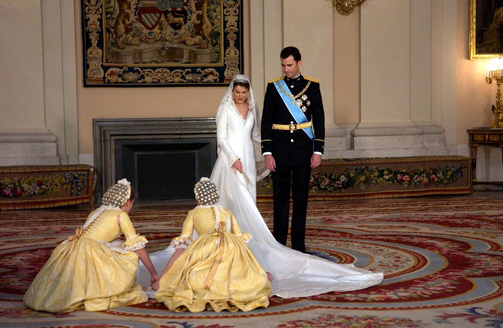 El Príncipe Heredero Felipe de España, Príncipe de Asturias, con su novia, la Princesa Heredera Letizia en el Palacio Real y sus damas de honor atendiendo su vestido. I Foto: Getty Images.